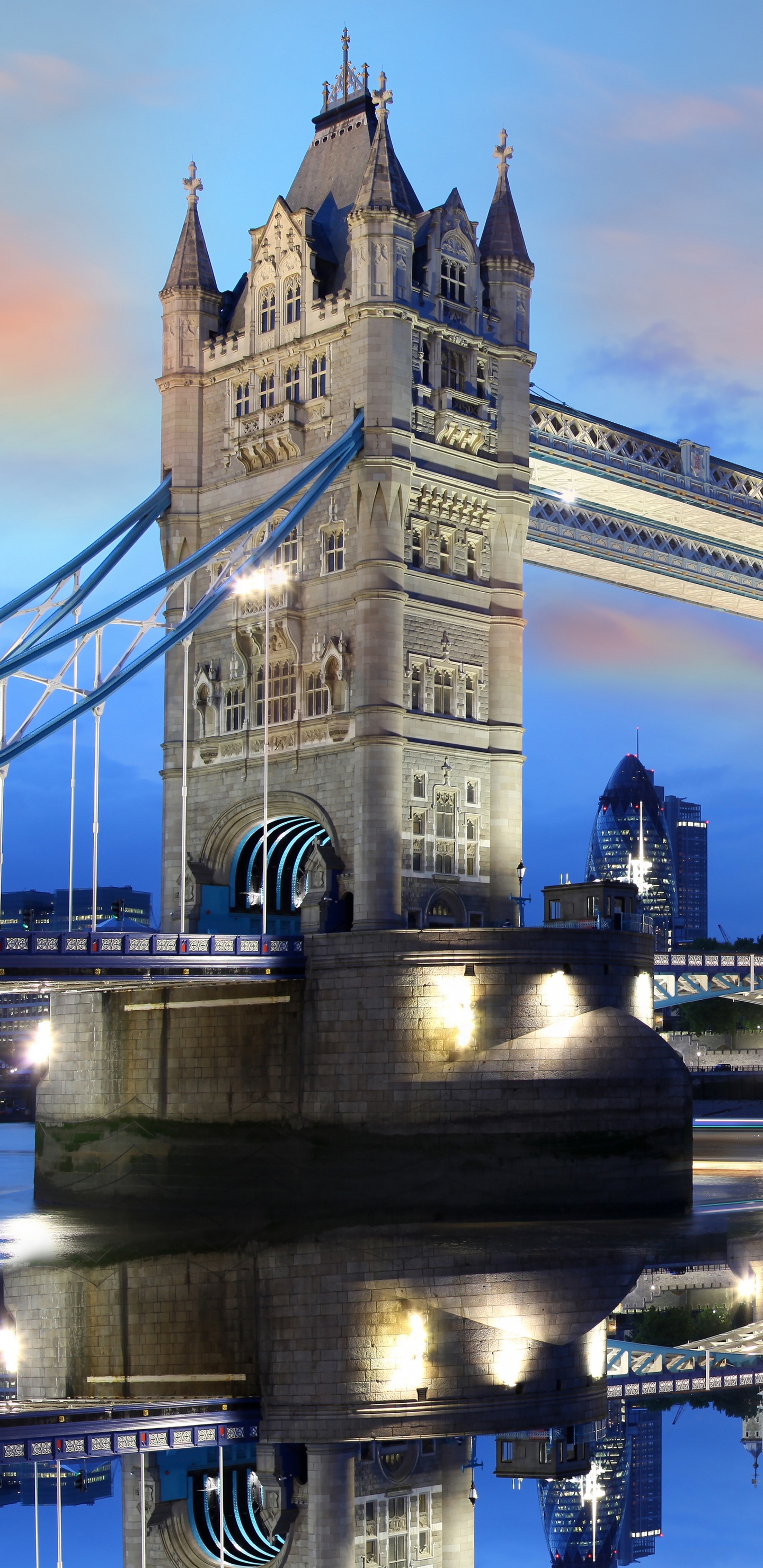 Leute, Die Nachts Auf Der Brücke in Der Nähe Eines Weißen Betongebäudes Gehen. Wallpaper in 1440x2960 Resolution