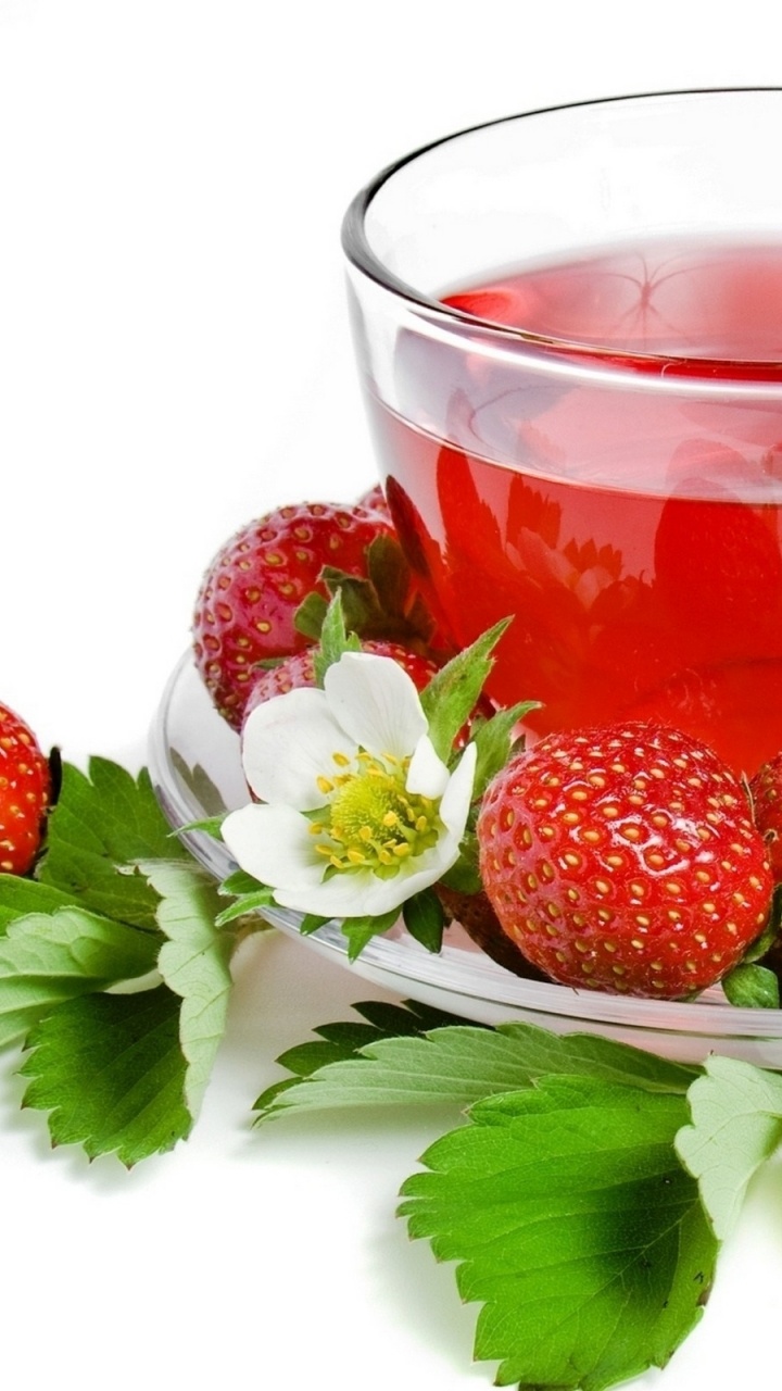 Fresas Rojas en Vaso de Vidrio Transparente. Wallpaper in 720x1280 Resolution