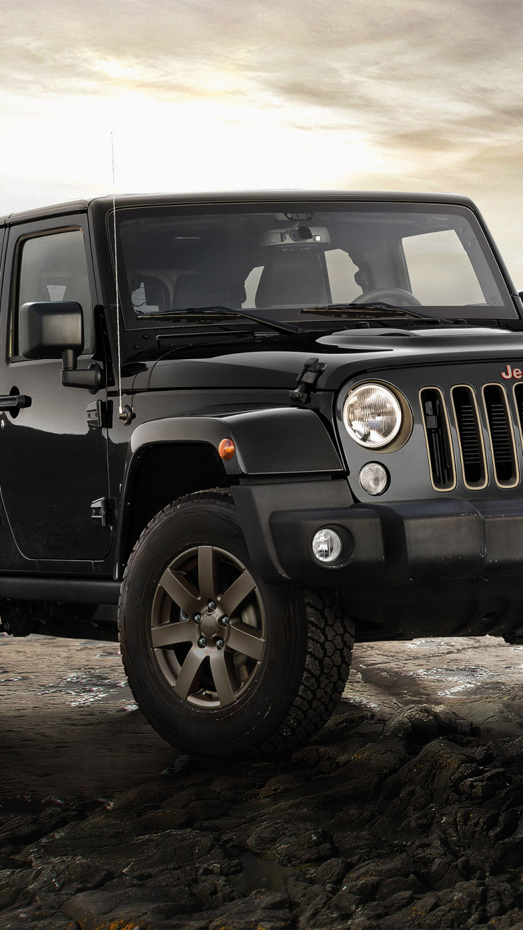 Schwarzer Jeep Wrangler Auf Braunem Feld Unter Weißen Wolken Tagsüber. Wallpaper in 750x1334 Resolution