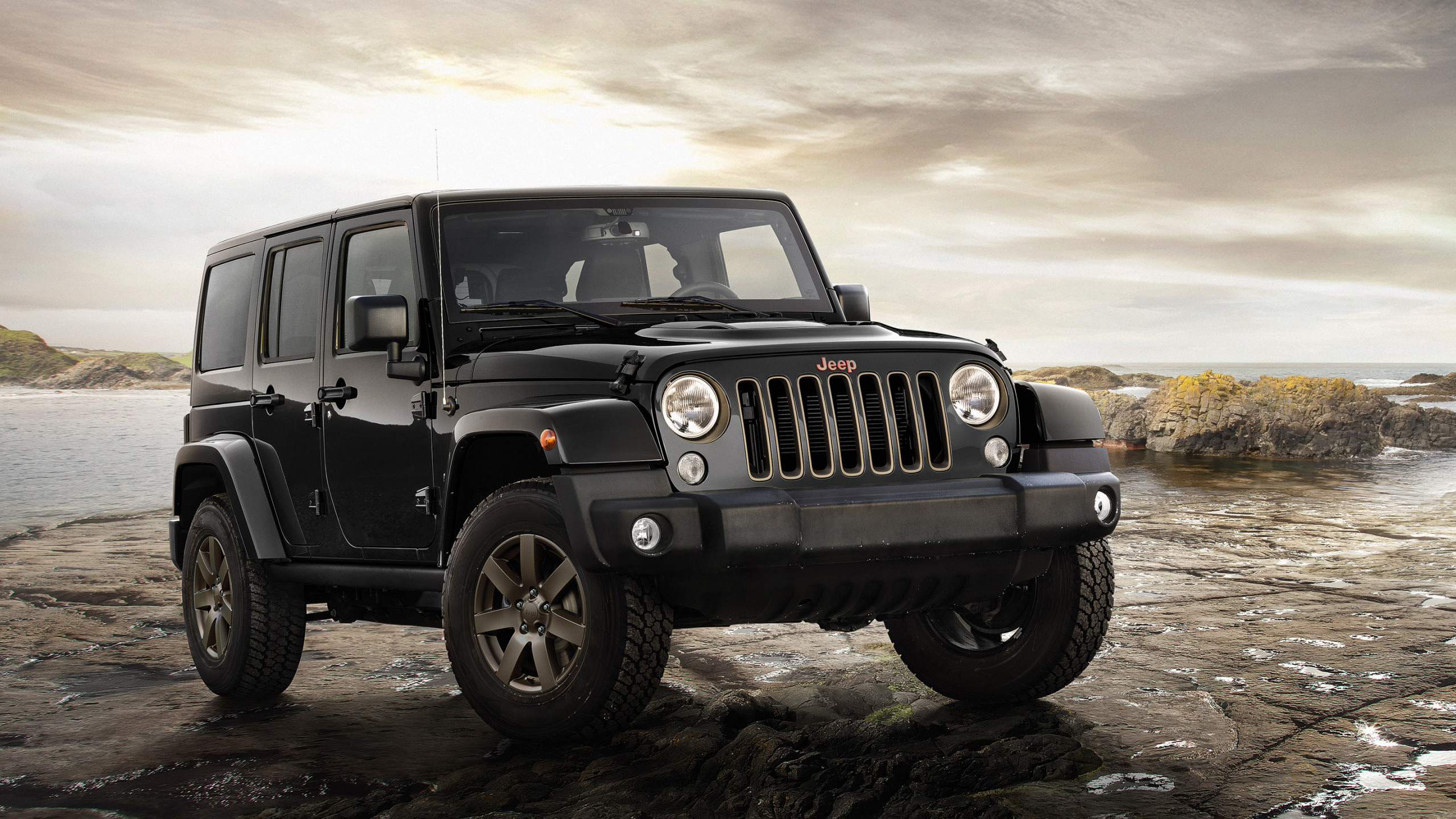 Jeep Wrangler Negro en Campo Marrón Bajo Nubes Blancas Durante el Día. Wallpaper in 2560x1440 Resolution