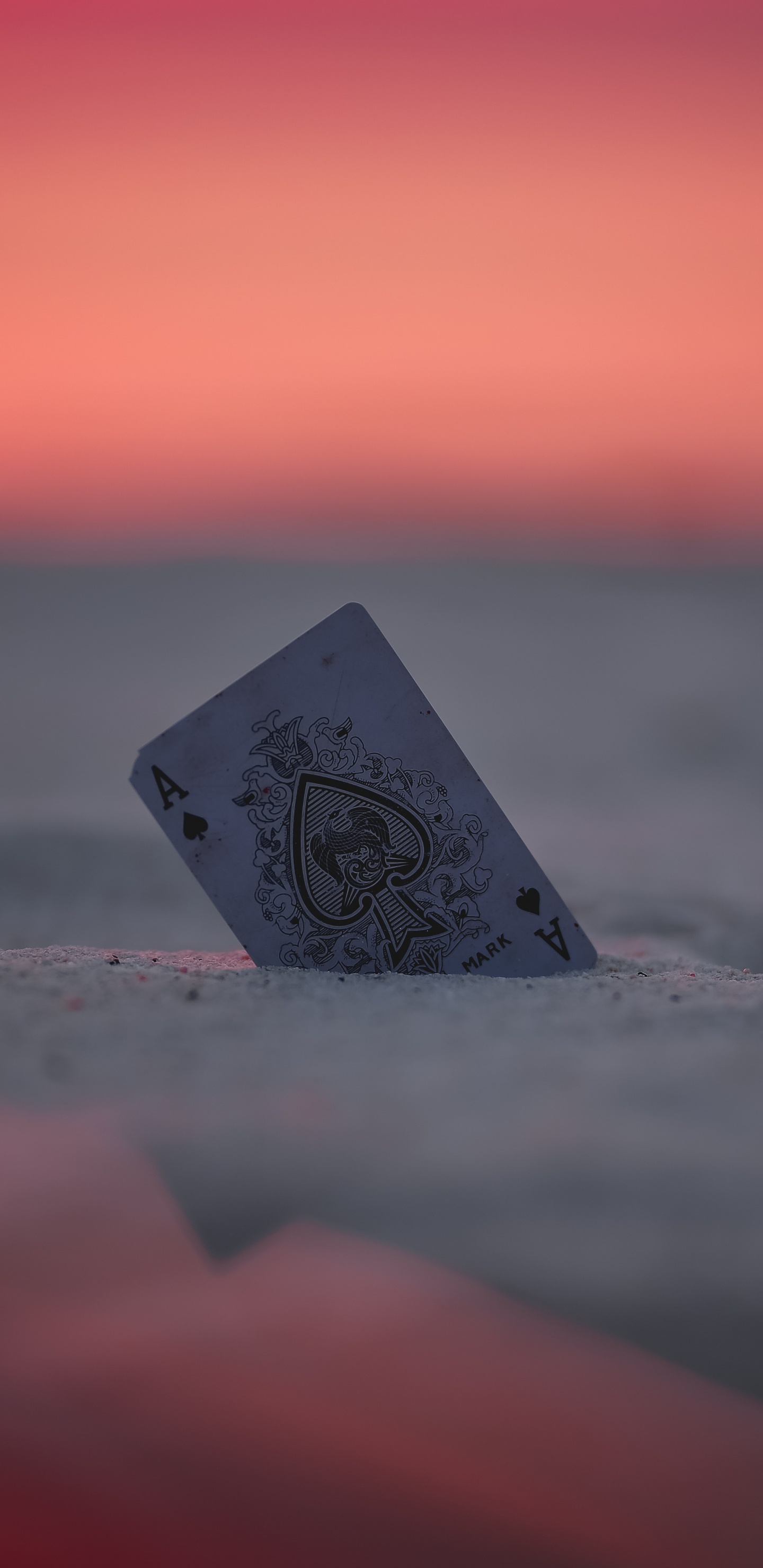 Graues Und Schwarzes Herz Auf Grauem Sand Bei Sonnenuntergang. Wallpaper in 1440x2960 Resolution