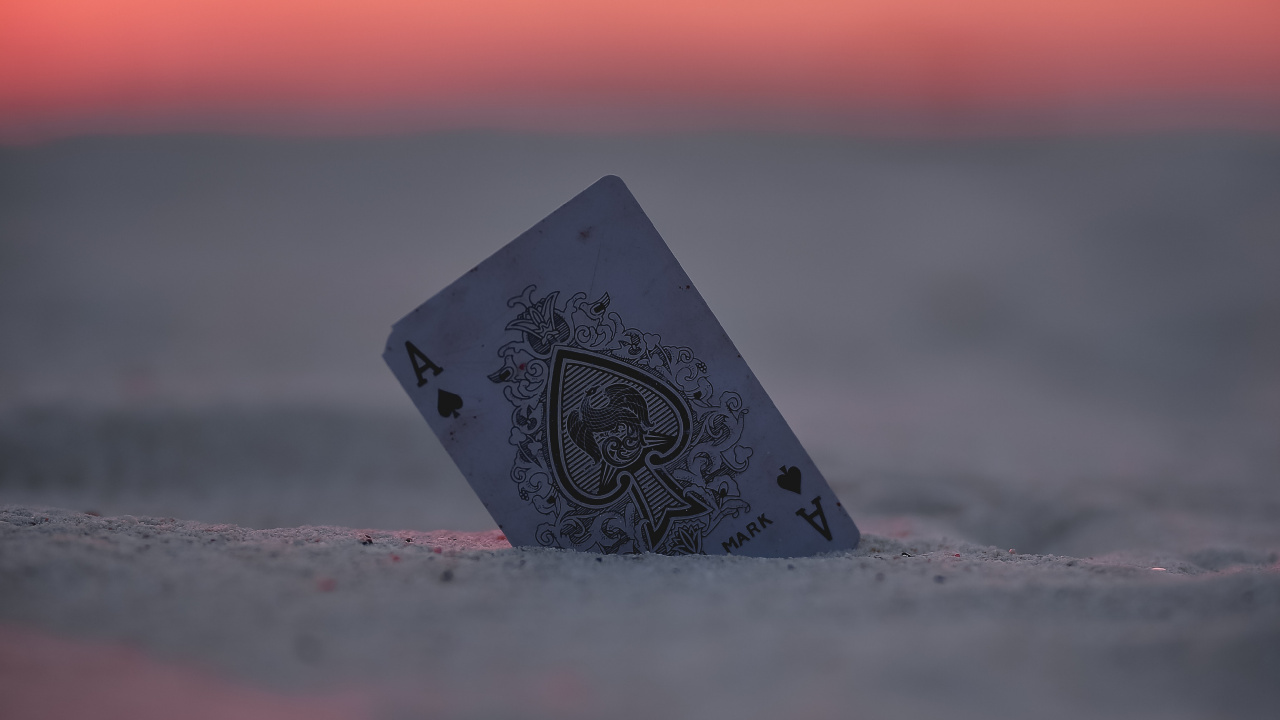 Coeur Gris et Noir Sur le Sable Gris Pendant le Coucher du Soleil. Wallpaper in 1280x720 Resolution