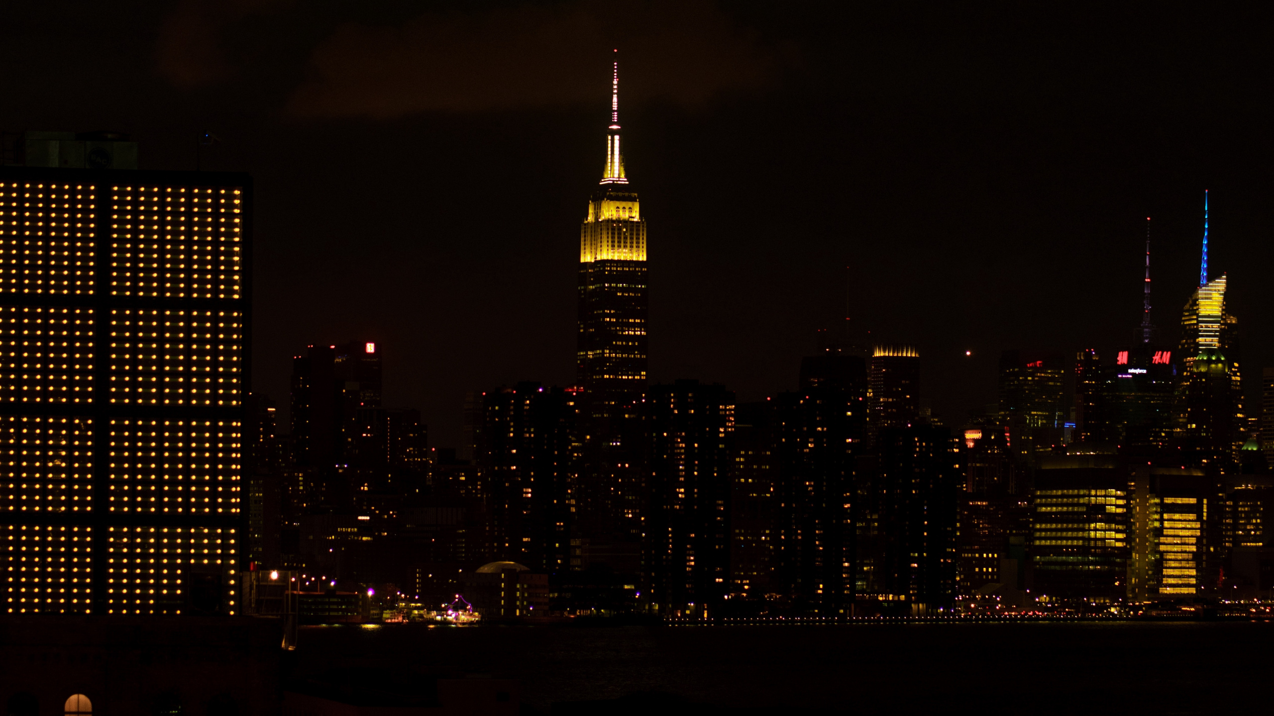 Skyline Der Stadt Bei Nacht Night. Wallpaper in 2560x1440 Resolution