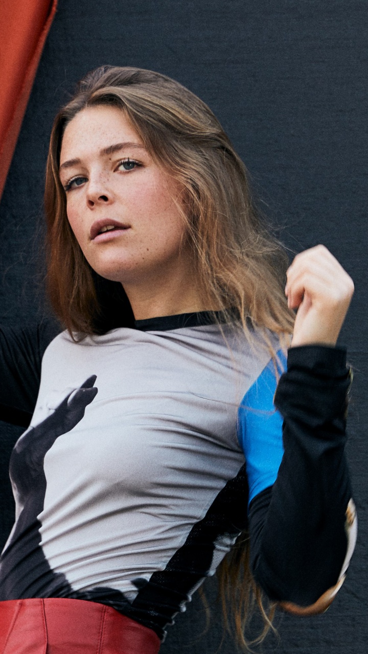 Lo Escuché en Una Vida Pasada, Brazo, Gesto, Rendimiento, el Pelo Largo. Wallpaper in 720x1280 Resolution