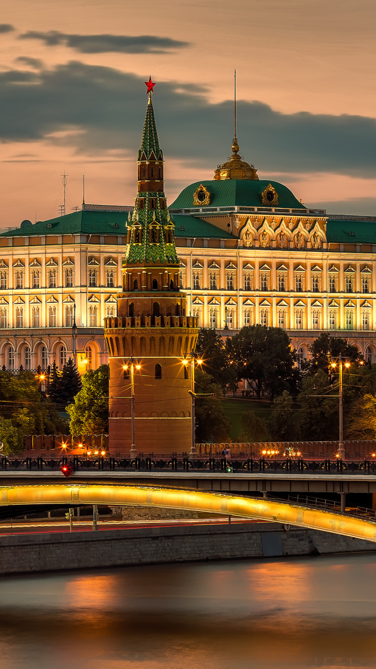 Weißes Und Grünes Betongebäude in Der Nähe Der Brücke Während Der Nachtzeit. Wallpaper in 750x1334 Resolution