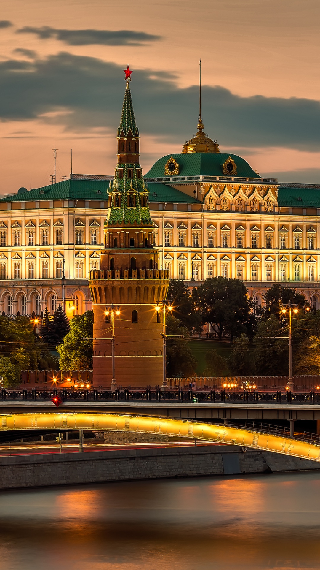 Edificio de Hormigón Blanco y Verde Cerca Del Puente Durante la Noche. Wallpaper in 1080x1920 Resolution