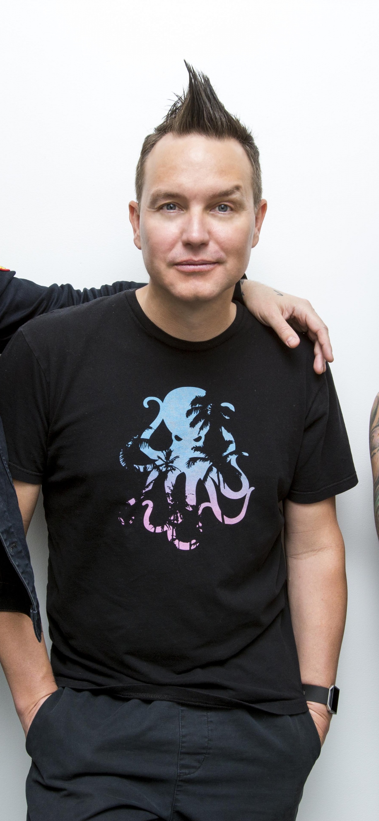 Mark Hoppus, Travis Barker, Blink-182, Pop-punk, Handumdrehen. Wallpaper in 1242x2688 Resolution