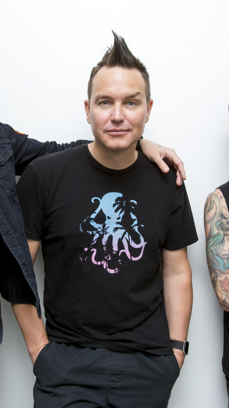 Mark Hoppus, Travis Barker, Blink-182, Pop Punk, Blink. Wallpaper in 750x1334 Resolution