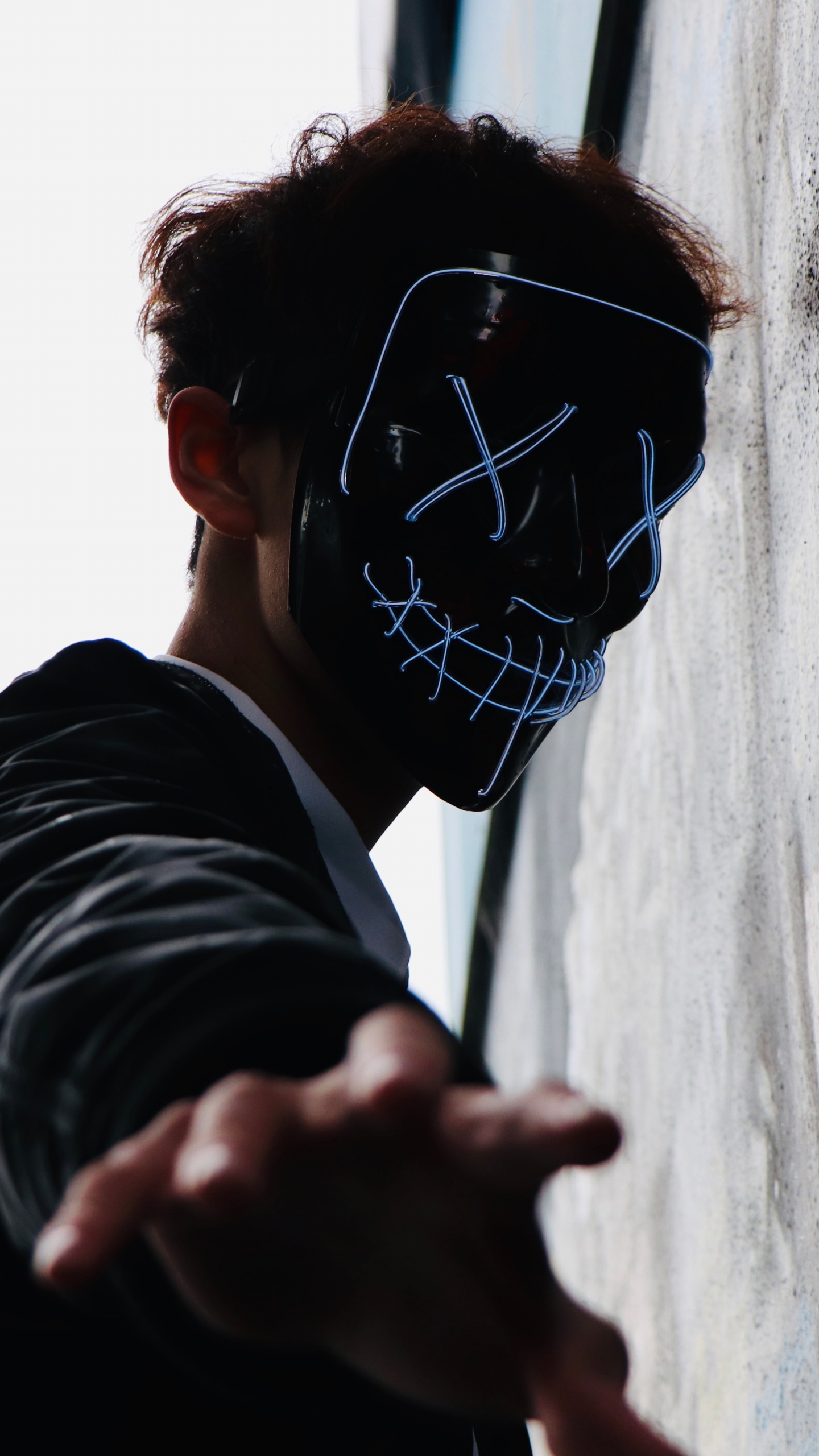 Woman in Black Long Sleeve Shirt Wearing Black and White Mask. Wallpaper in 1440x2560 Resolution