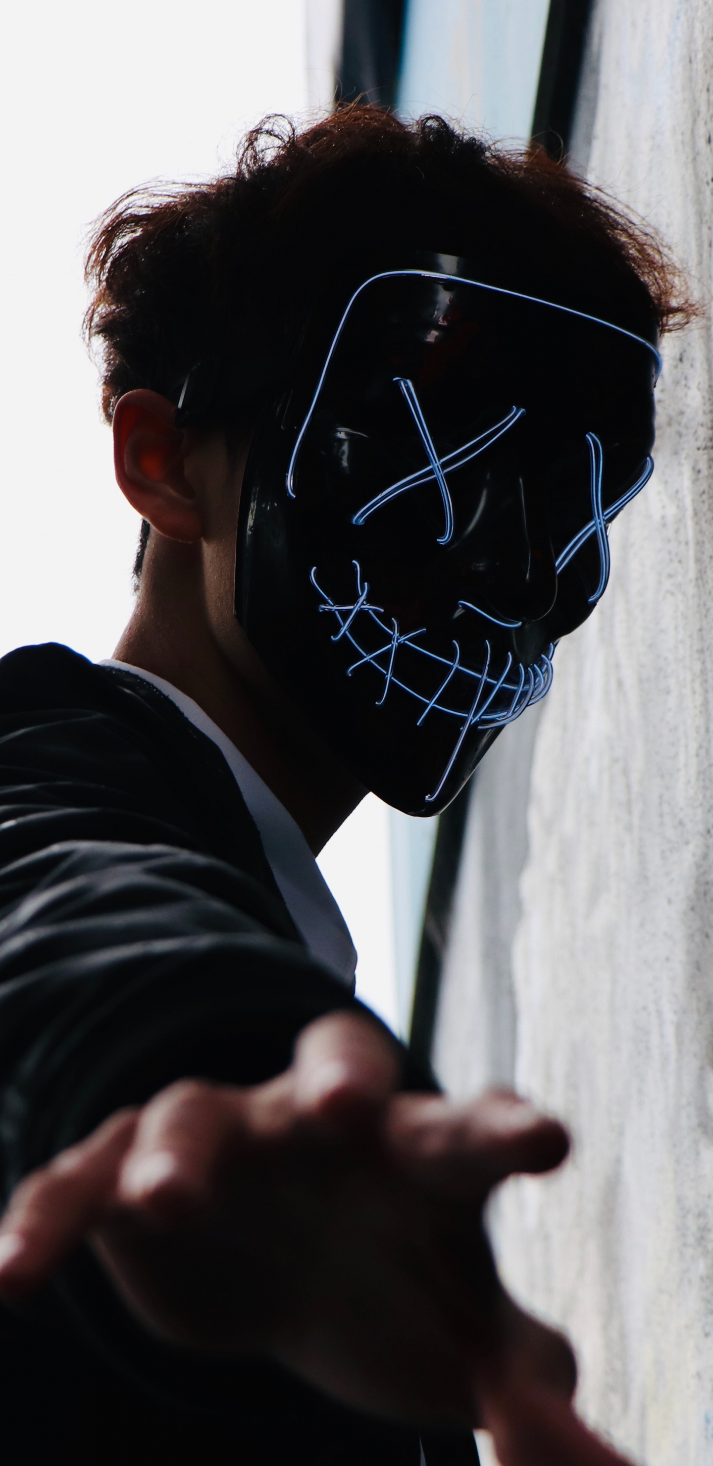 Woman in Black Long Sleeve Shirt Wearing Black and White Mask. Wallpaper in 1440x2960 Resolution