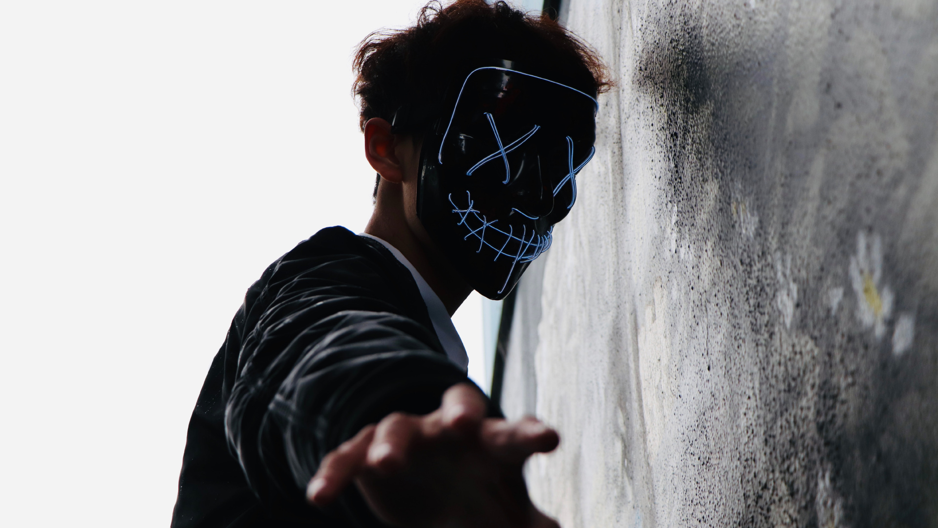 Woman in Black Long Sleeve Shirt Wearing Black and White Mask. Wallpaper in 1920x1080 Resolution