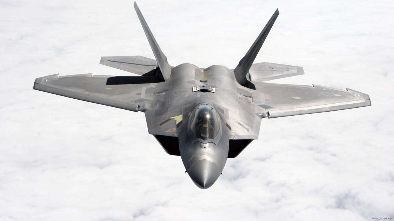 Schwarzer Kampfjet Fliegt in Den Himmel. Wallpaper in 1366x768 Resolution