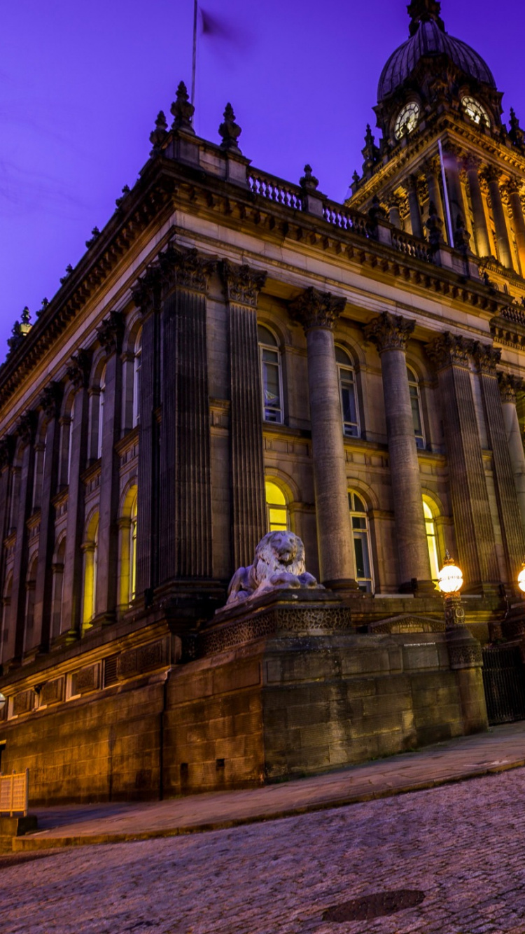 Braunes Betongebäude in Der Nacht. Wallpaper in 750x1334 Resolution