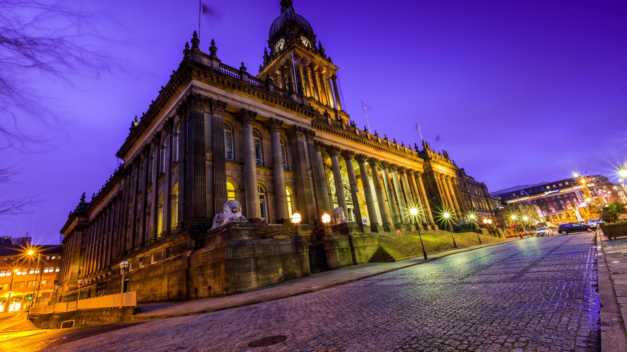 Bâtiment en Béton Brun Pendant la Nuit. Wallpaper in 2560x1440 Resolution