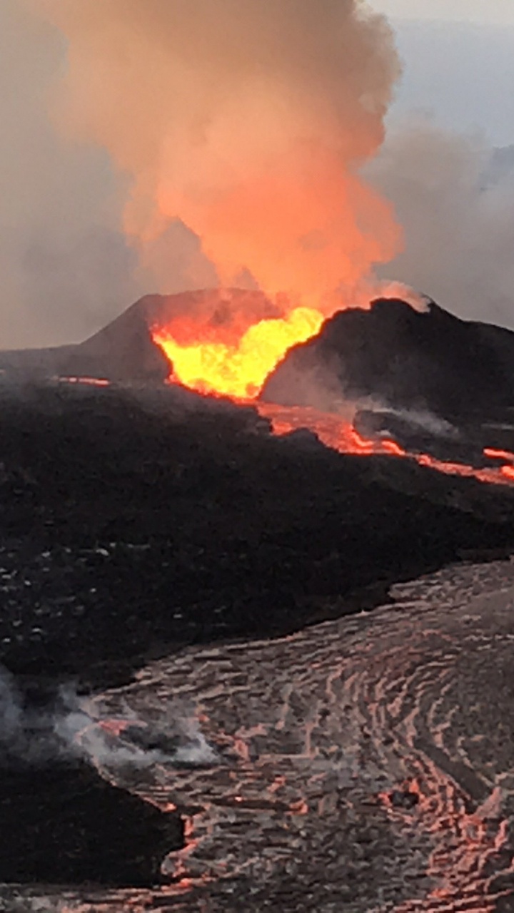 Weißer Rauch Kommt Aus Einem Braunen Feld. Wallpaper in 720x1280 Resolution