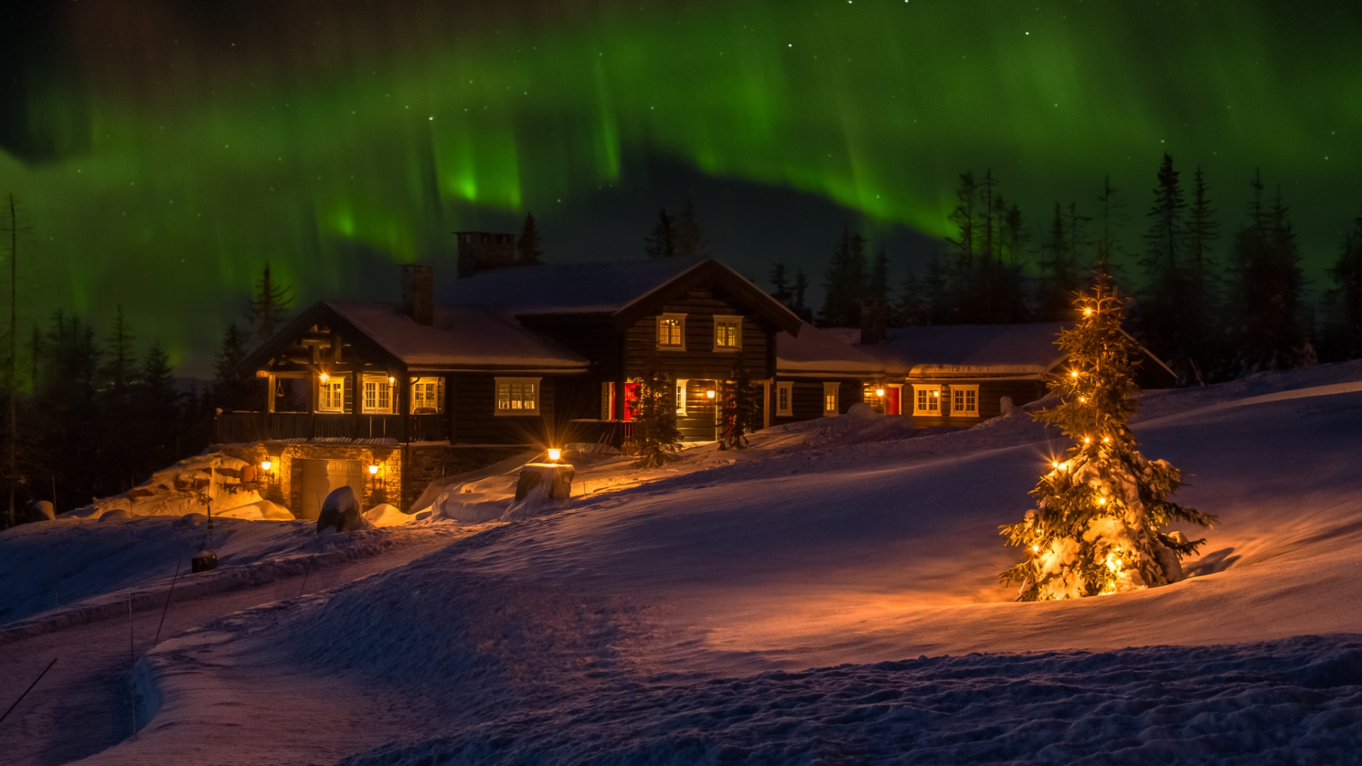 Maison en Bois Marron Sous Ciel Vert. Wallpaper in 1920x1080 Resolution
