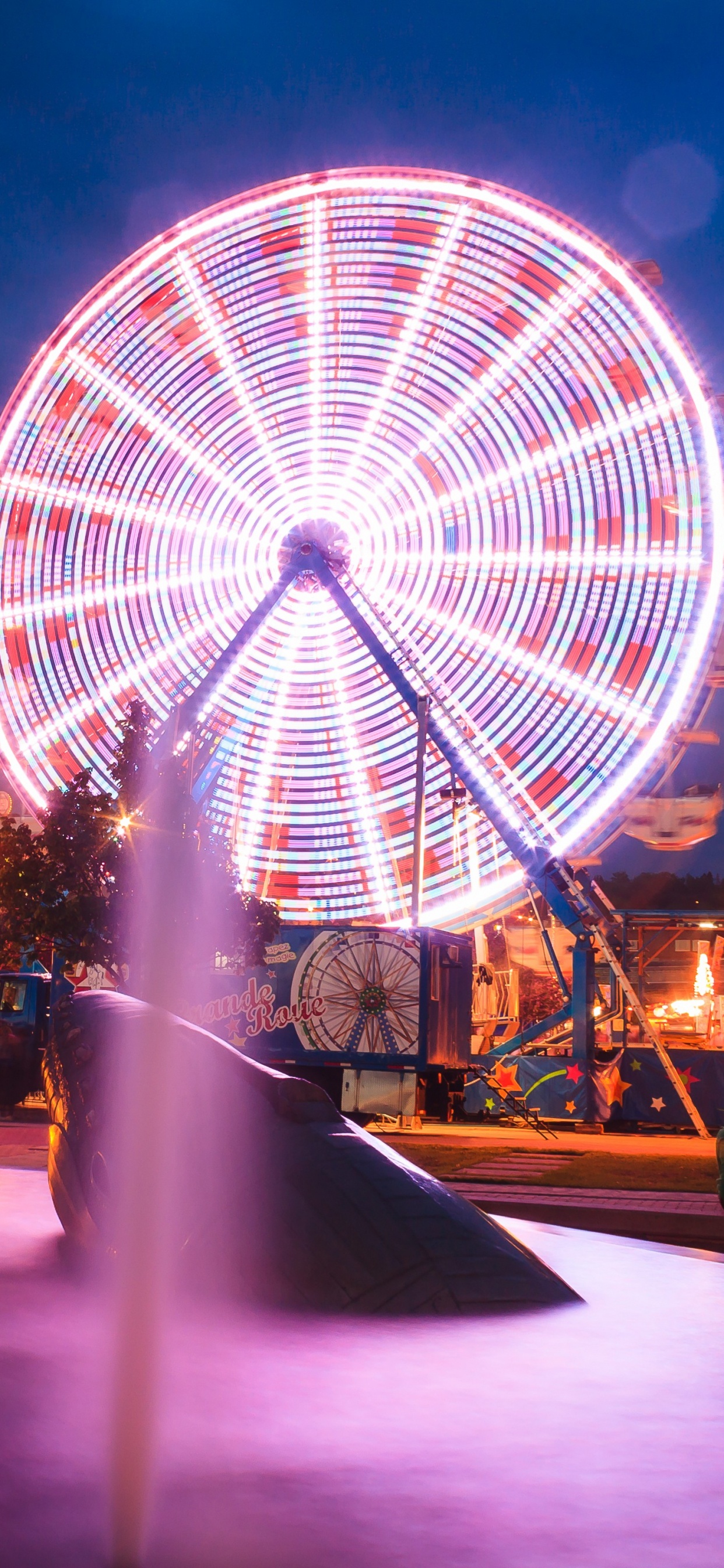Bâtiment Rond Blanc Avec Des Lumières Pendant la Nuit. Wallpaper in 1242x2688 Resolution