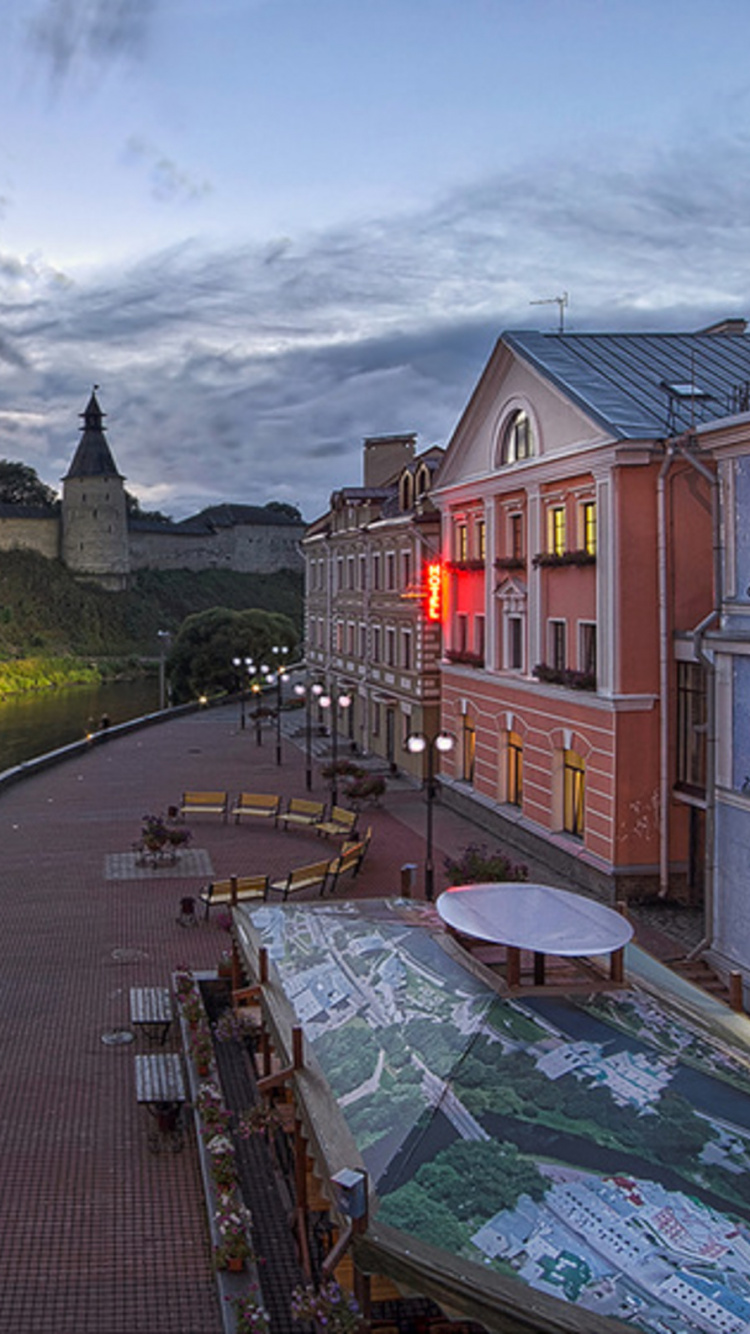 Braunes Und Weißes Betongebäude in Der Nähe Einer Grünen Wiese Tagsüber. Wallpaper in 750x1334 Resolution