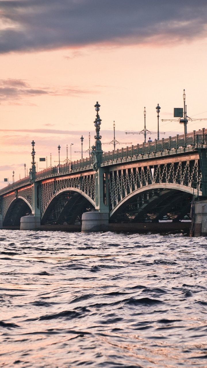 Pont en Béton Gris Au-dessus de L'eau Pendant la Journée. Wallpaper in 720x1280 Resolution