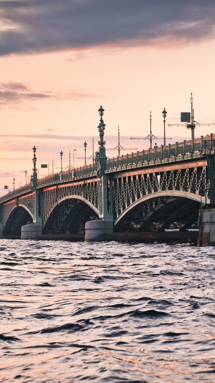 Pont en Béton Gris Au-dessus de L'eau Pendant la Journée. Wallpaper in 750x1334 Resolution