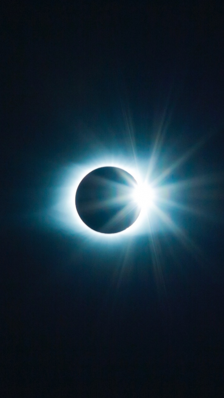 Blauer Himmel Mit Weißem Mond. Wallpaper in 720x1280 Resolution