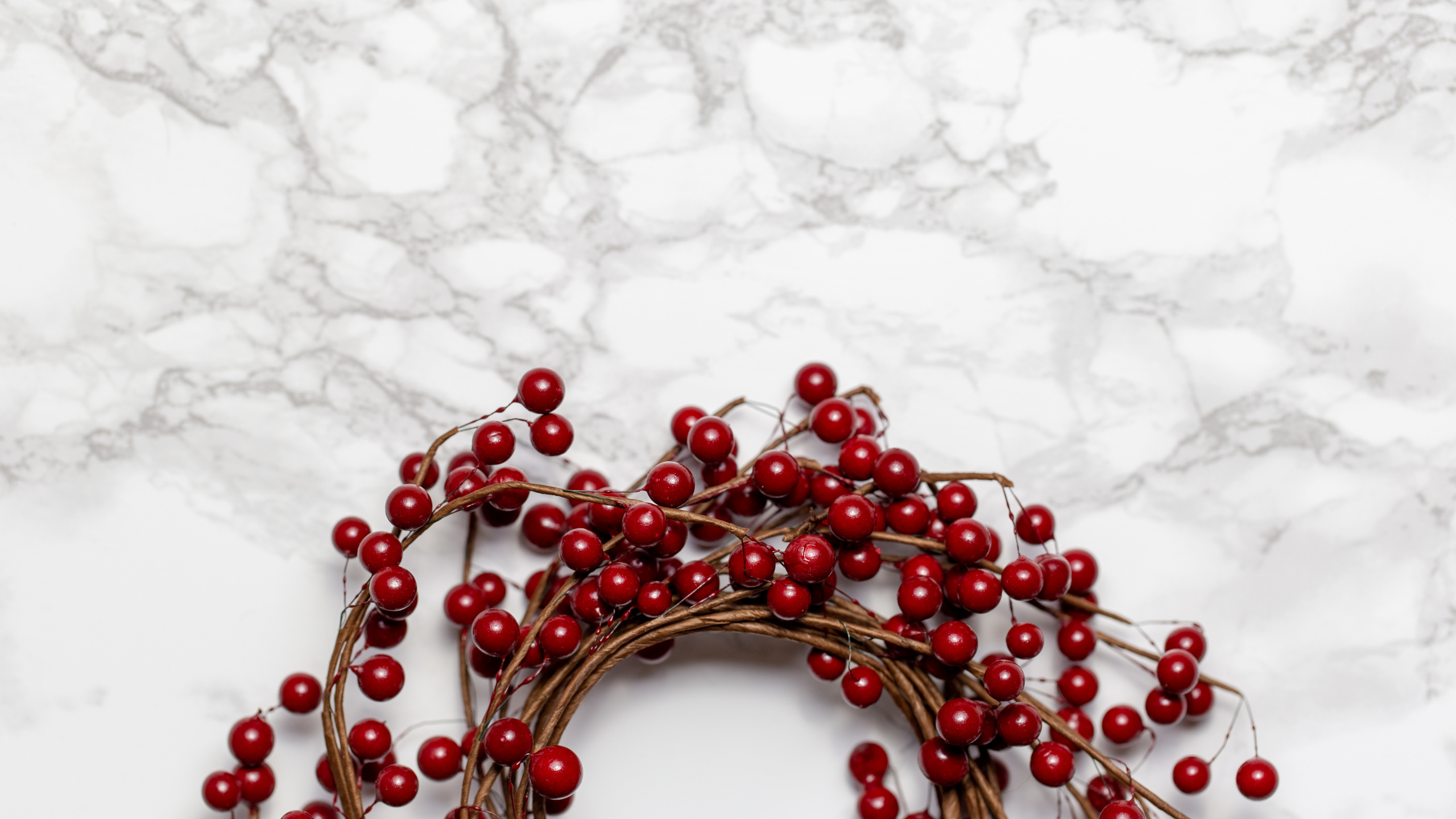 Bracelet de Perles Rouge et Or. Wallpaper in 2560x1440 Resolution