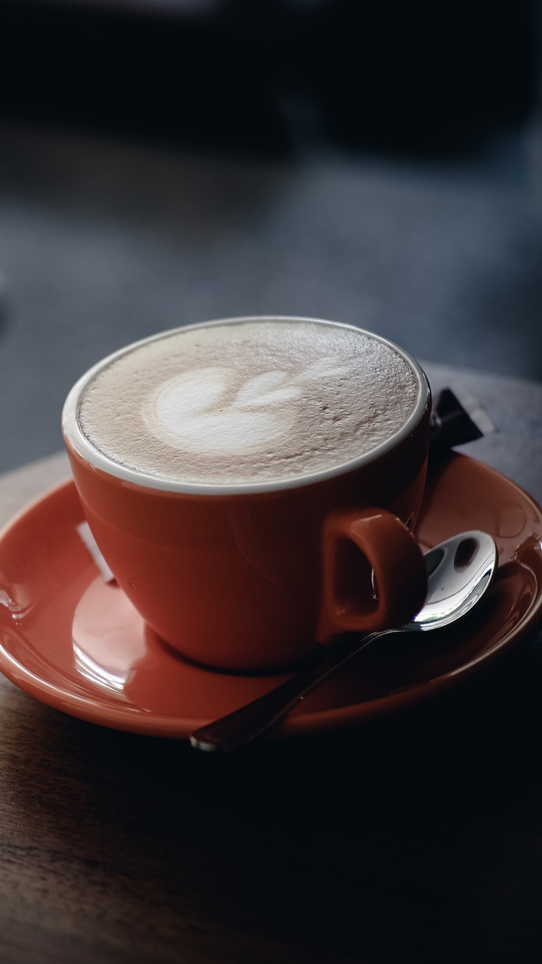 Tasse en Céramique Rouge Avec du Café Sur Une Soucoupe Orange. Wallpaper in 1080x1920 Resolution