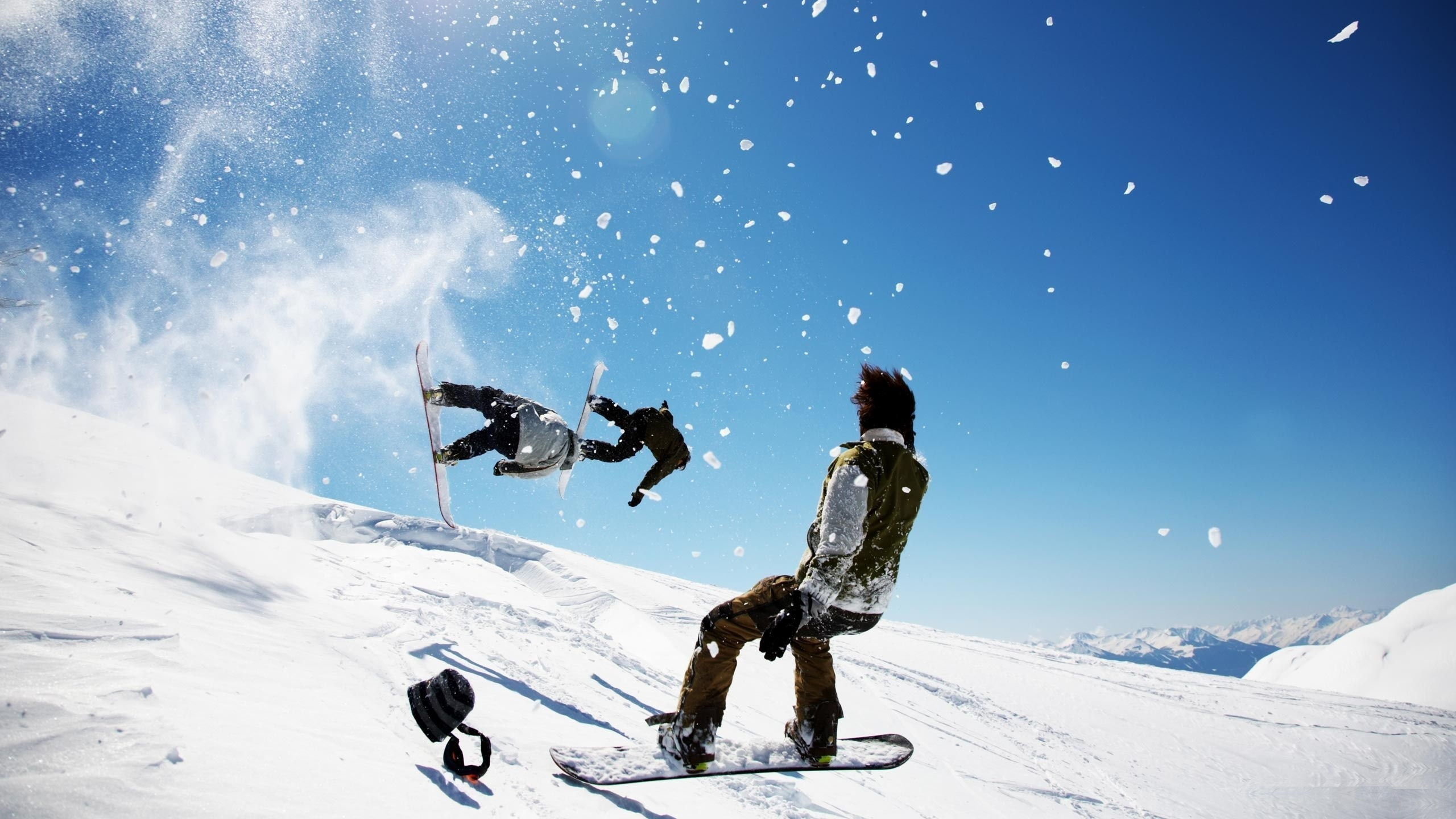 Menschen Auf Schneebedecktem Boden Tagsüber. Wallpaper in 2560x1440 Resolution