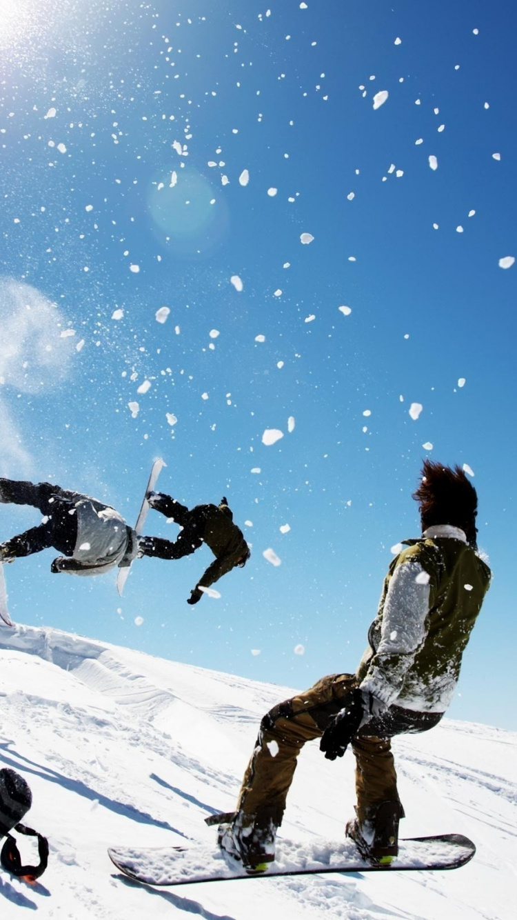 Menschen Auf Schneebedecktem Boden Tagsüber. Wallpaper in 750x1334 Resolution