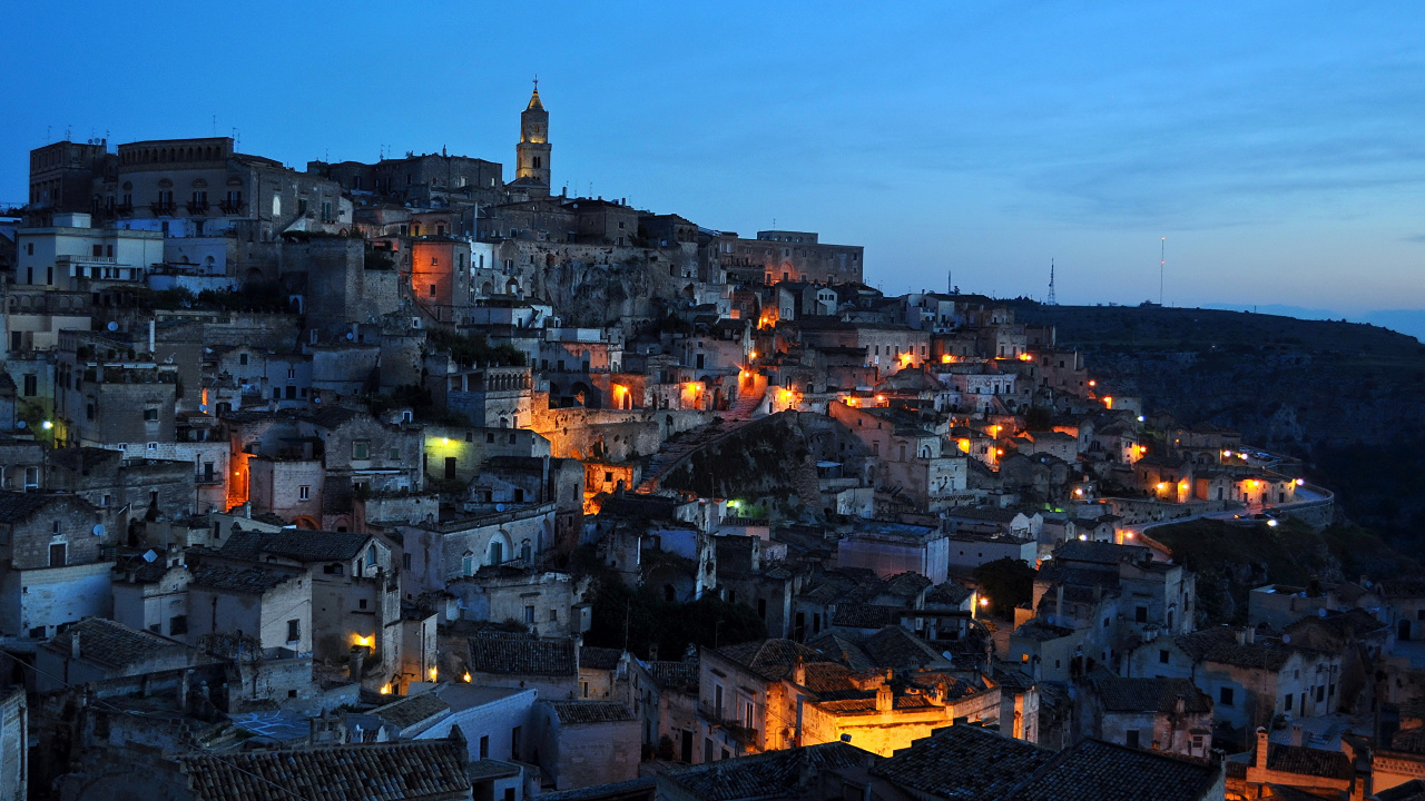 Ville Avec Des Immeubles de Grande Hauteur Pendant la Nuit. Wallpaper in 1280x720 Resolution