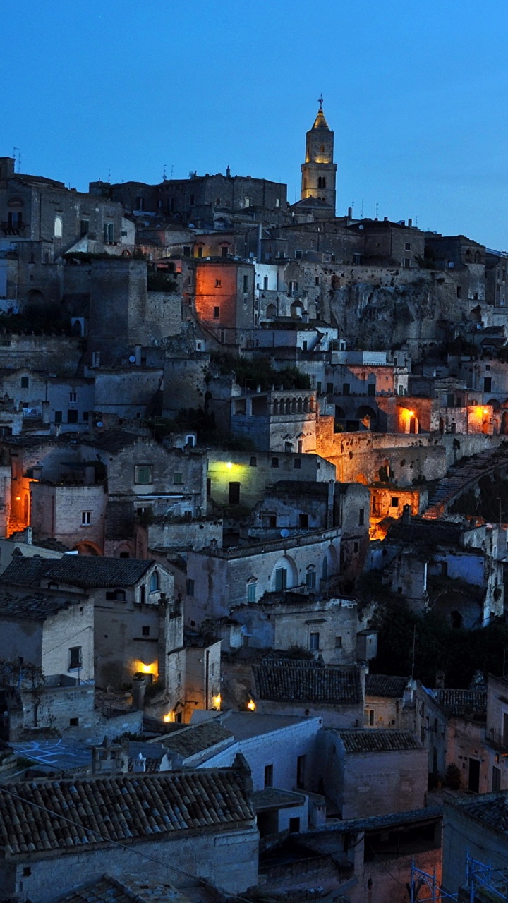 Ciudad Con Edificios de Gran Altura Durante la Noche.. Wallpaper in 720x1280 Resolution