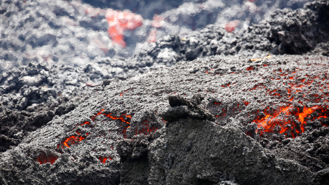 Schwarz-weißer Felsiger Berg Unter Weißem Bewölktem Himmel Tagsüber. Wallpaper in 1280x720 Resolution