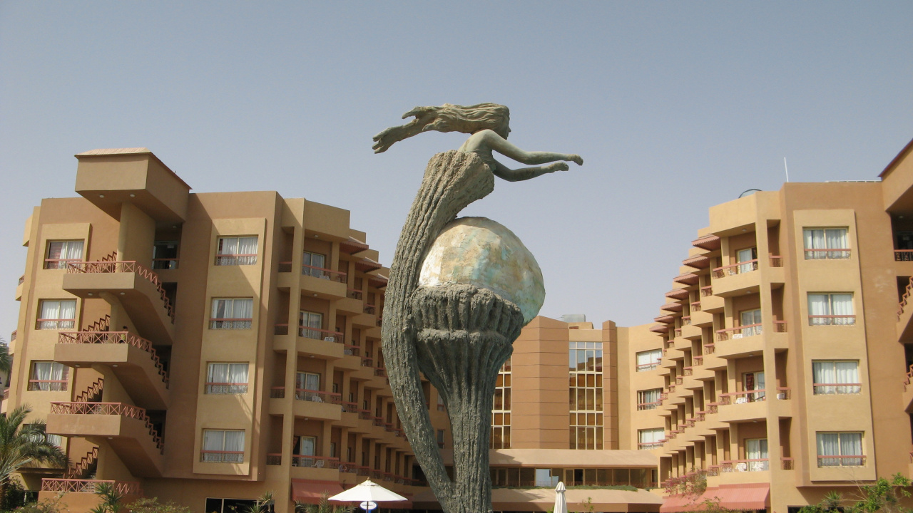 Clear Glass Bird Statue Near Brown Concrete Building During Daytime. Wallpaper in 1280x720 Resolution