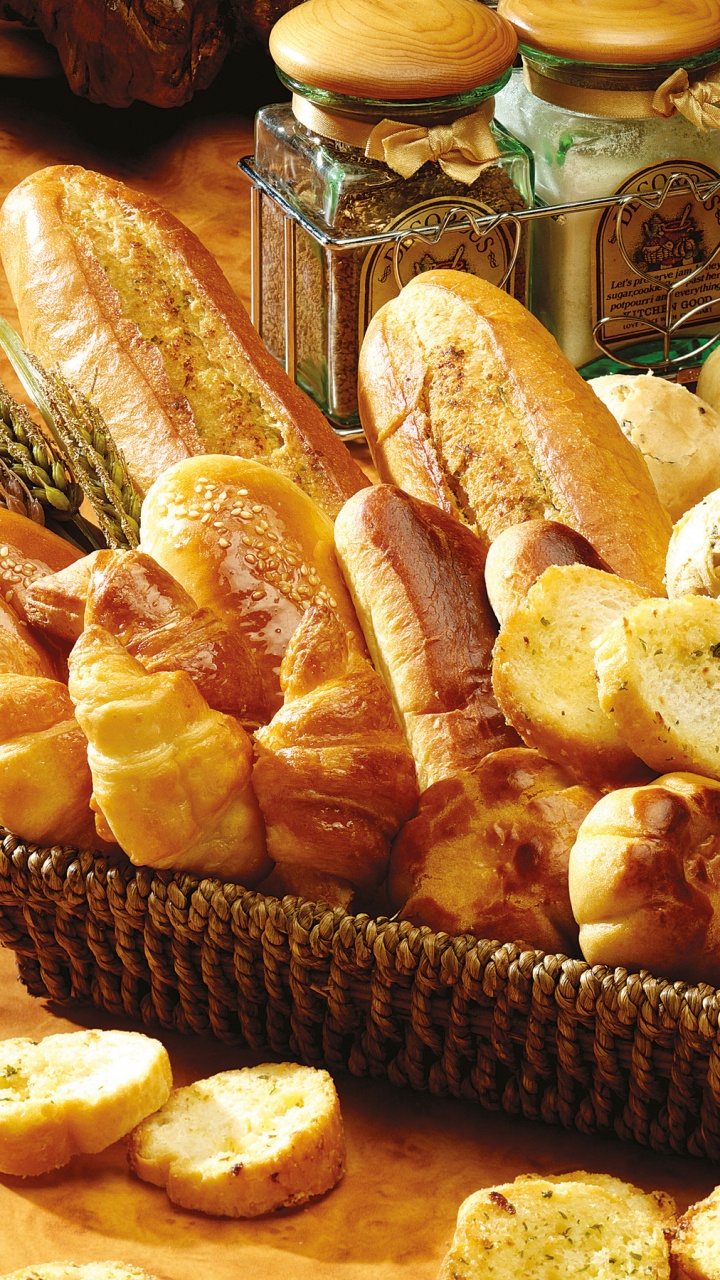 Pain Sur Plateau Tissé Marron. Wallpaper in 720x1280 Resolution