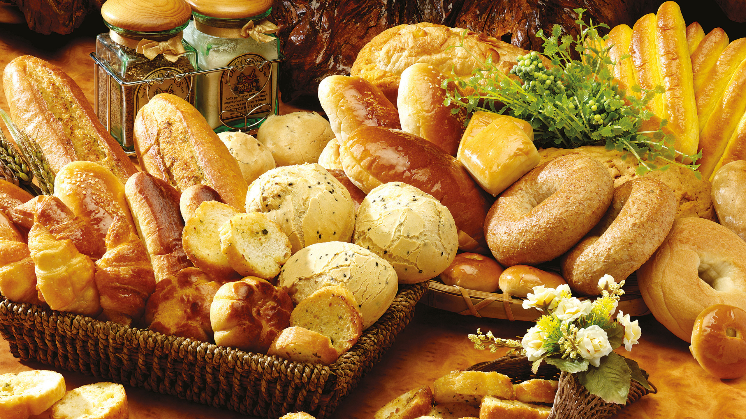 Bread on Brown Woven Tray. Wallpaper in 2560x1440 Resolution