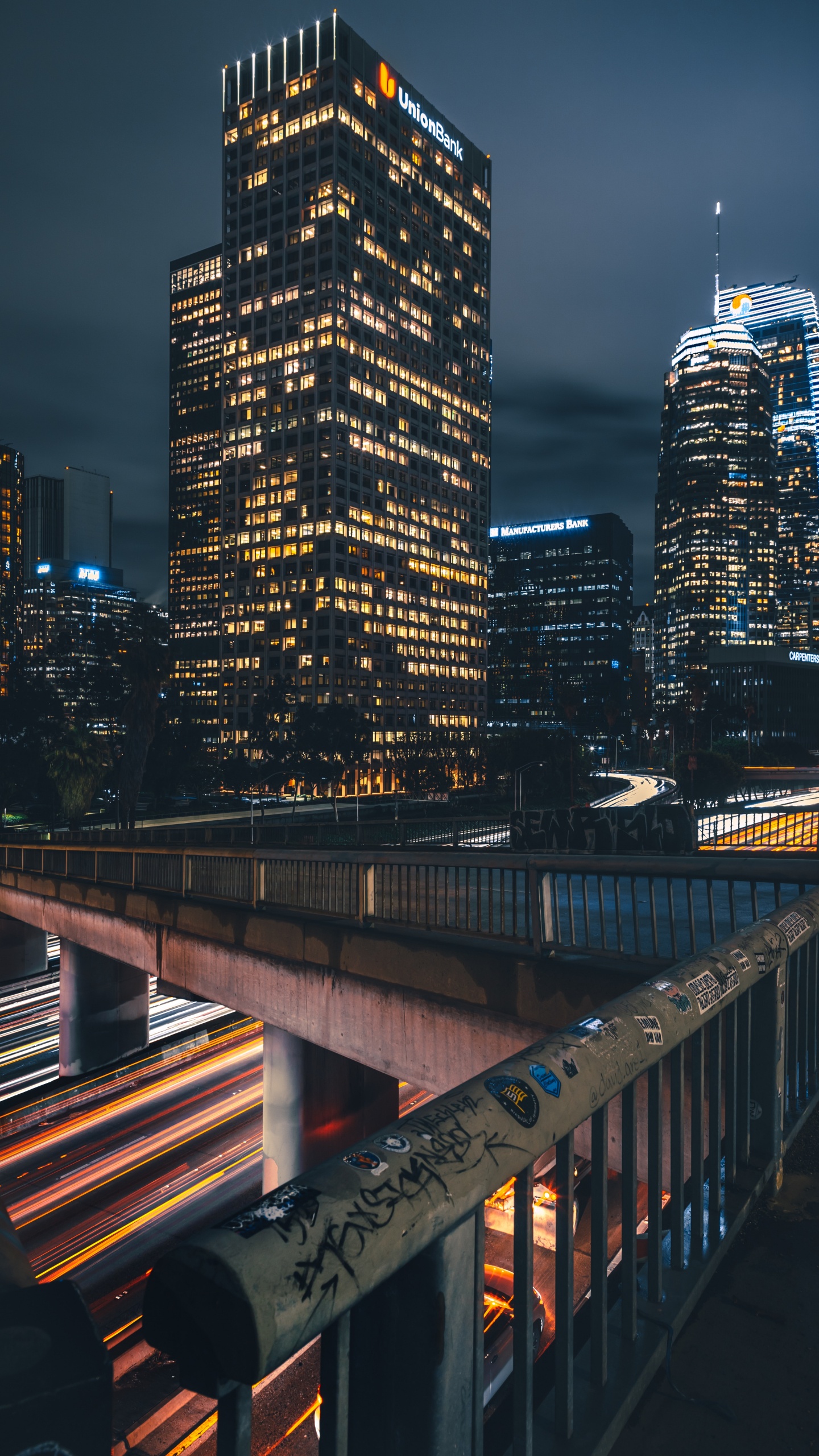 Skyline Der Stadt Bei Nacht Night. Wallpaper in 1440x2560 Resolution