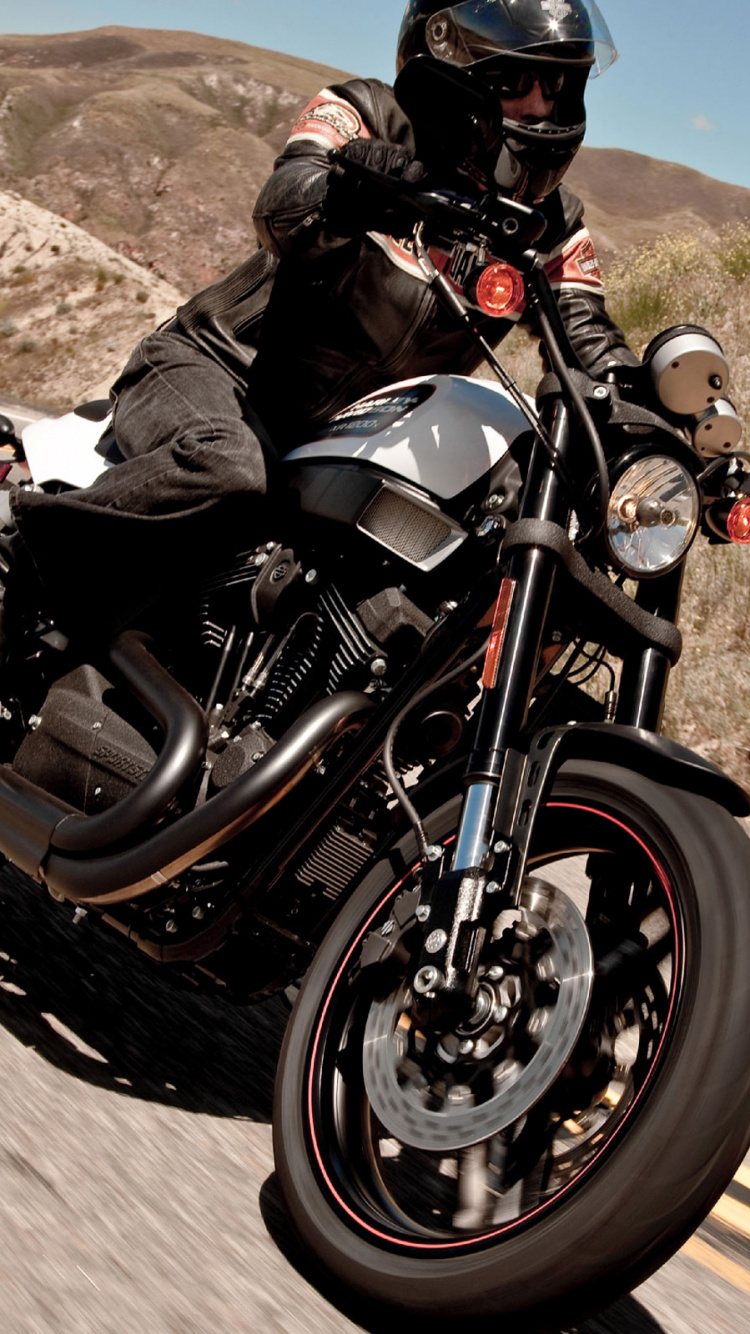 Mann in Schwarzer Jacke, Der Tagsüber Schwarzes Motorrad Auf Der Straße Fährt. Wallpaper in 750x1334 Resolution