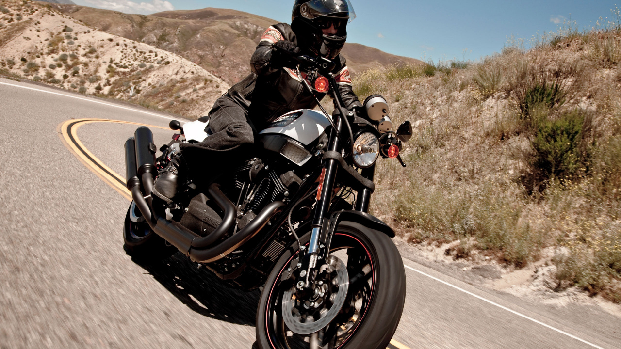 Hombre de Chaqueta Negra Montando Motocicleta Negra en la Carretera Durante el Día. Wallpaper in 1280x720 Resolution