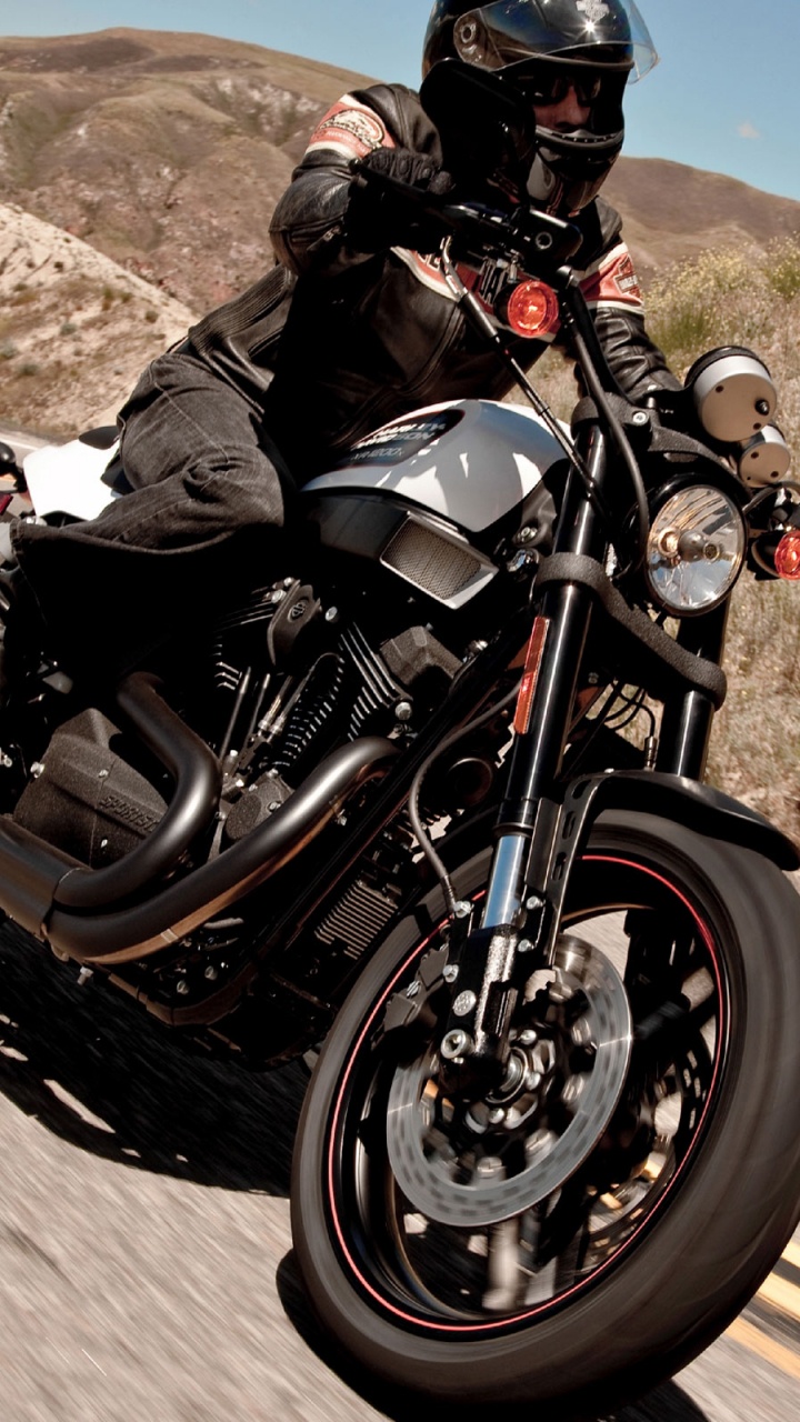 Hombre de Chaqueta Negra Montando Motocicleta Negra en la Carretera Durante el Día. Wallpaper in 720x1280 Resolution