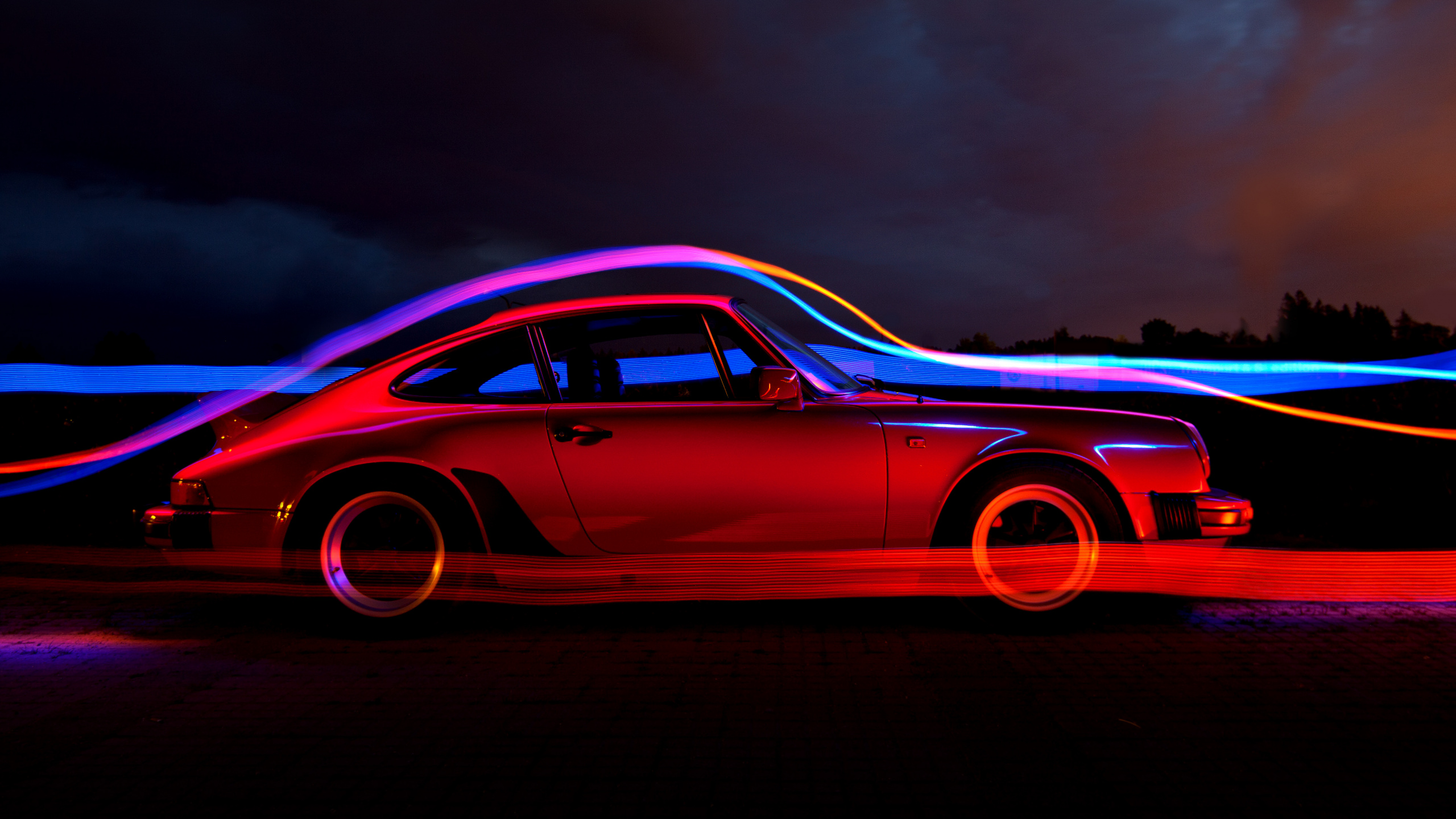 Coupé Rouge Sur Fond Noir. Wallpaper in 2560x1440 Resolution