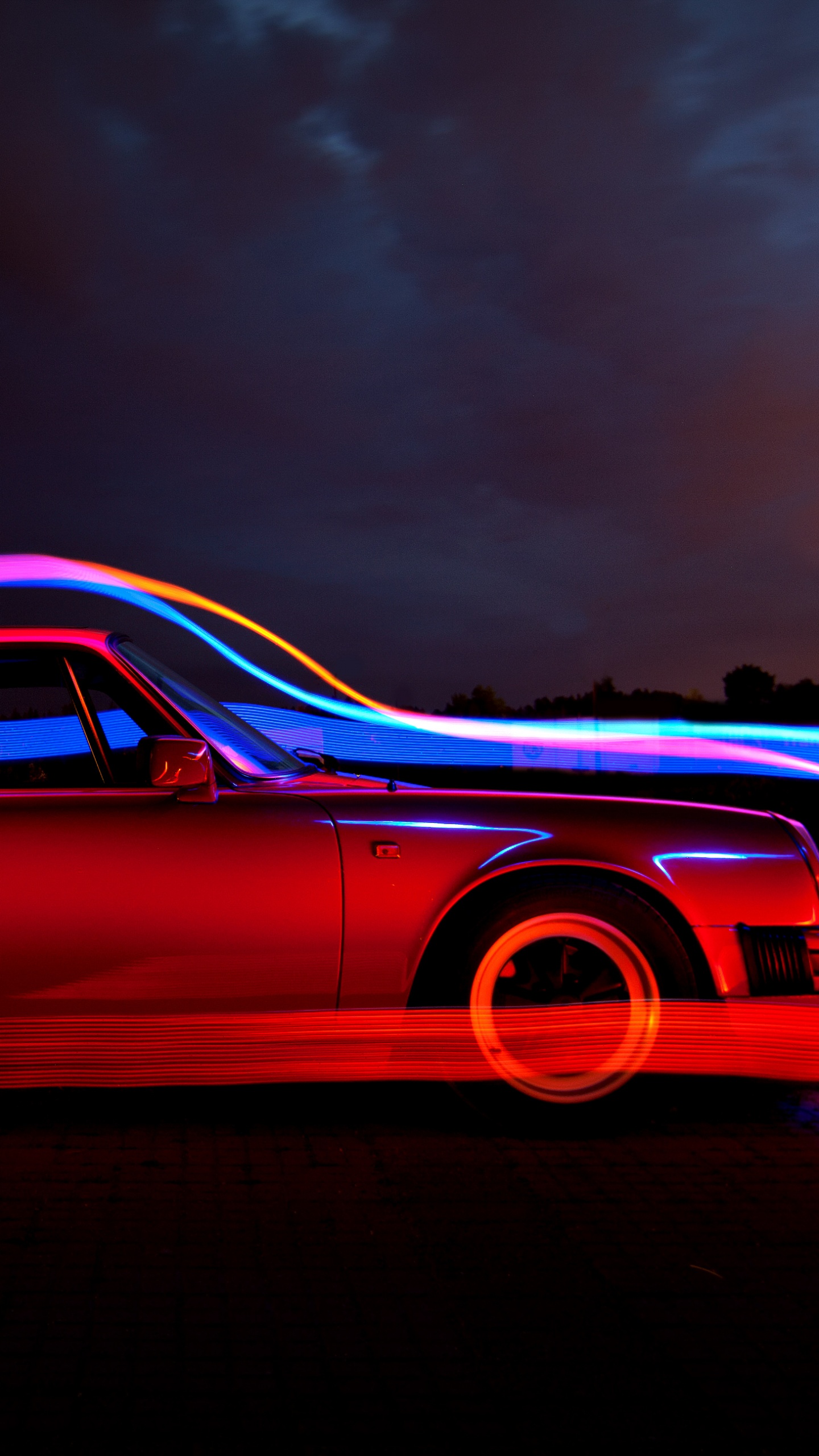 Cupé Rojo Sobre Fondo Negro. Wallpaper in 1440x2560 Resolution