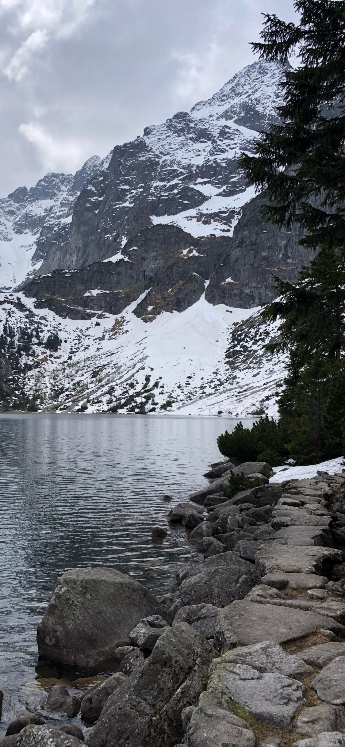 Meerauge, Bergigen Landschaftsformen, Bergkette, Hochland, Tal. Wallpaper in 1125x2436 Resolution