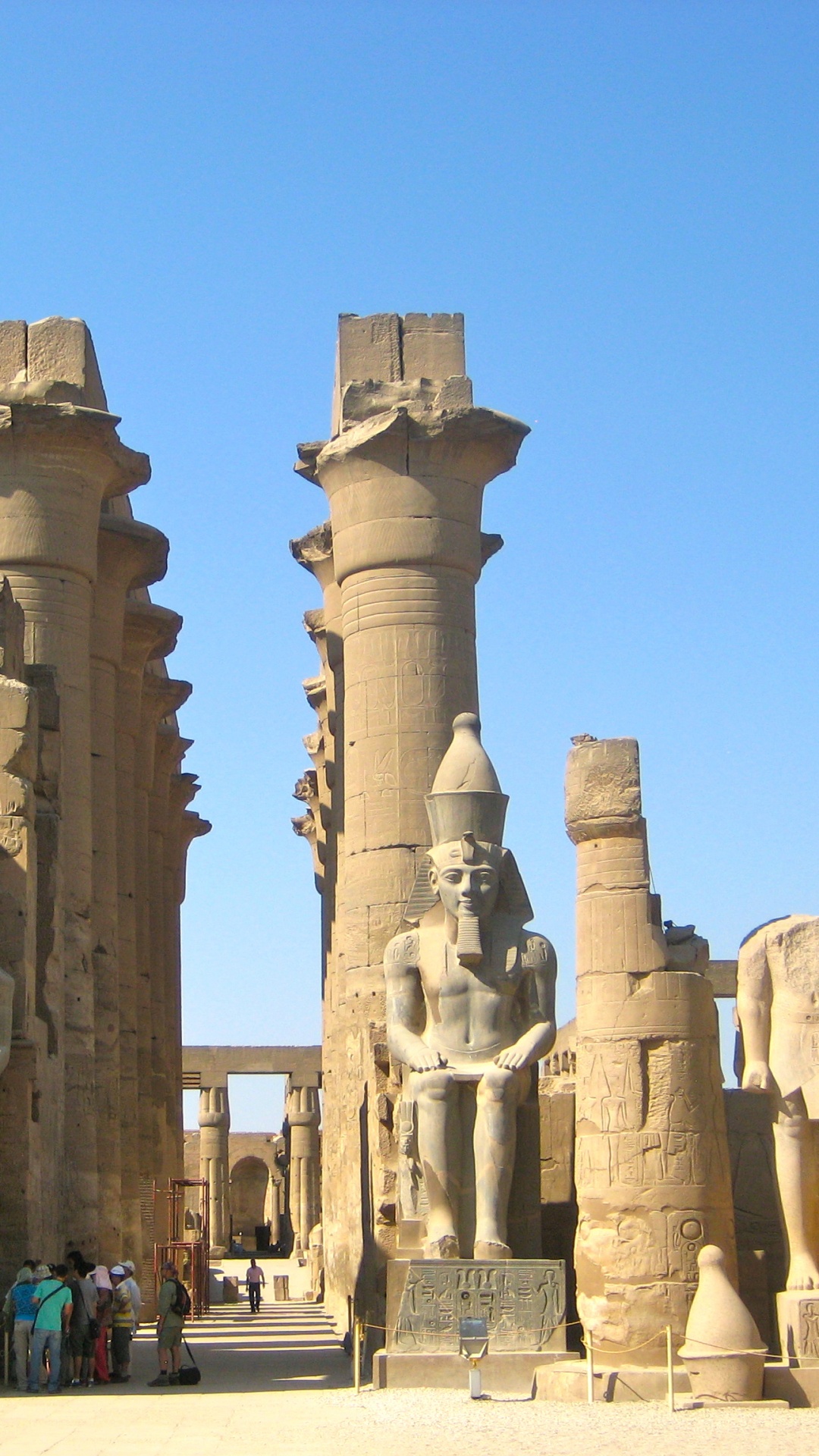 Menschen, Die Tagsüber Auf Grauen Betonblöcken Gehen. Wallpaper in 1080x1920 Resolution