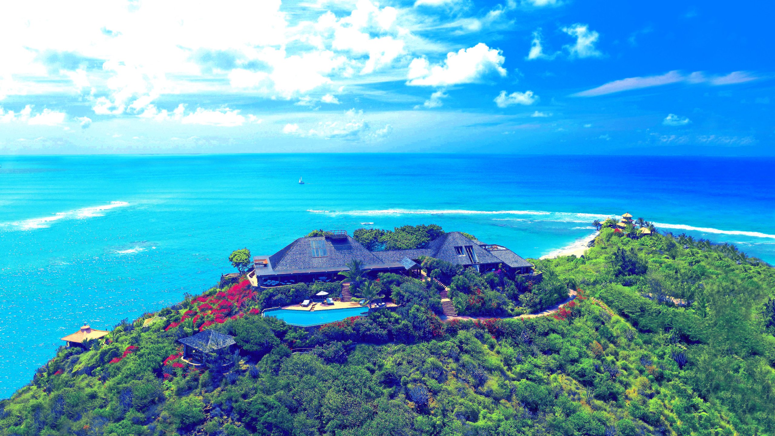 Arbres Verts Sur la Montagne Près D'un Plan D'eau Pendant la Journée. Wallpaper in 2560x1440 Resolution