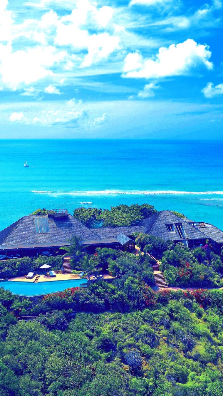 Árboles Verdes en la Montaña Cerca Del Cuerpo de Agua Durante el Día. Wallpaper in 720x1280 Resolution