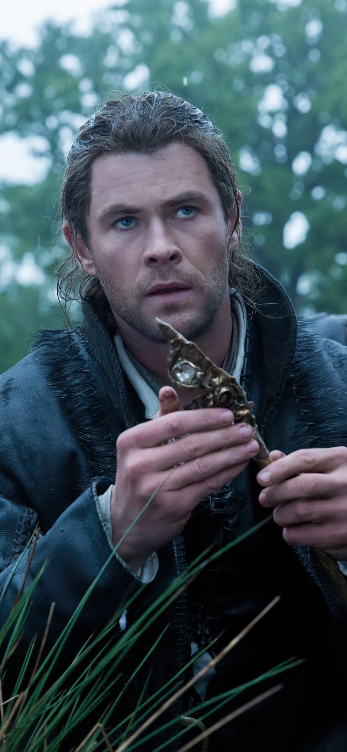 Mann in Blauer Jeansjacke Mit Brauner Und Schwarzer Schlange. Wallpaper in 1125x2436 Resolution