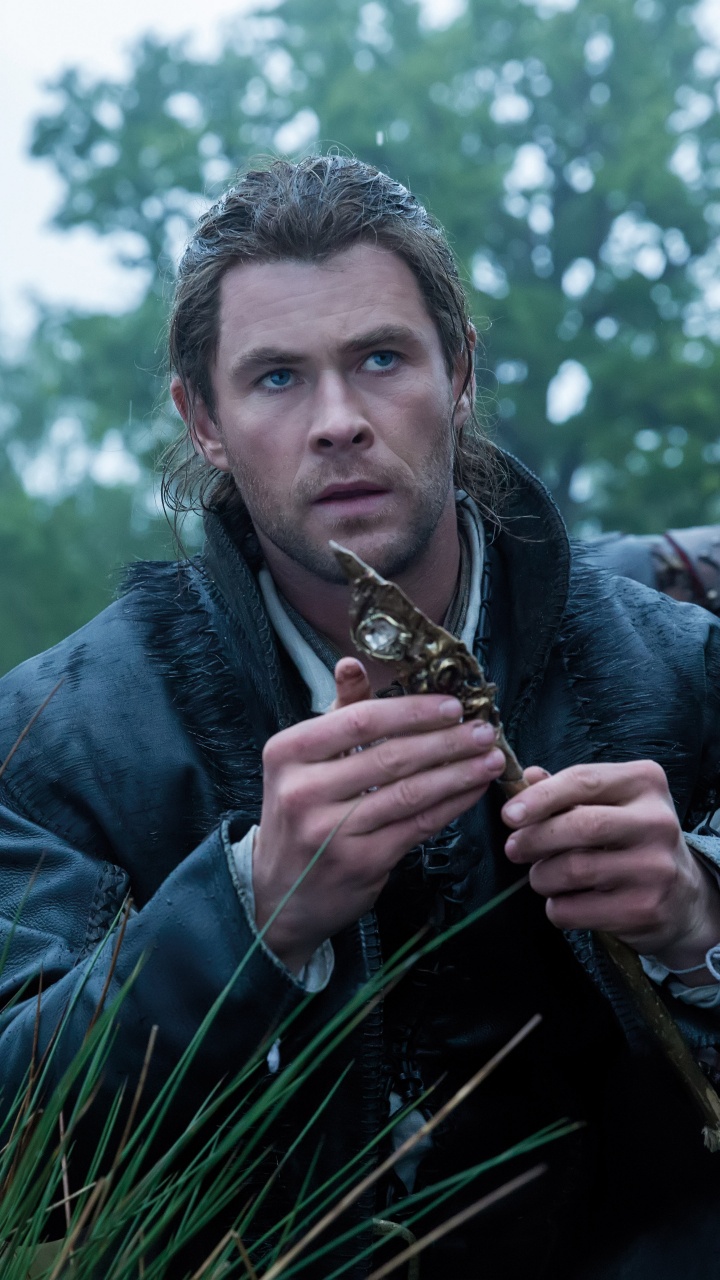 Mann in Blauer Jeansjacke Mit Brauner Und Schwarzer Schlange. Wallpaper in 720x1280 Resolution