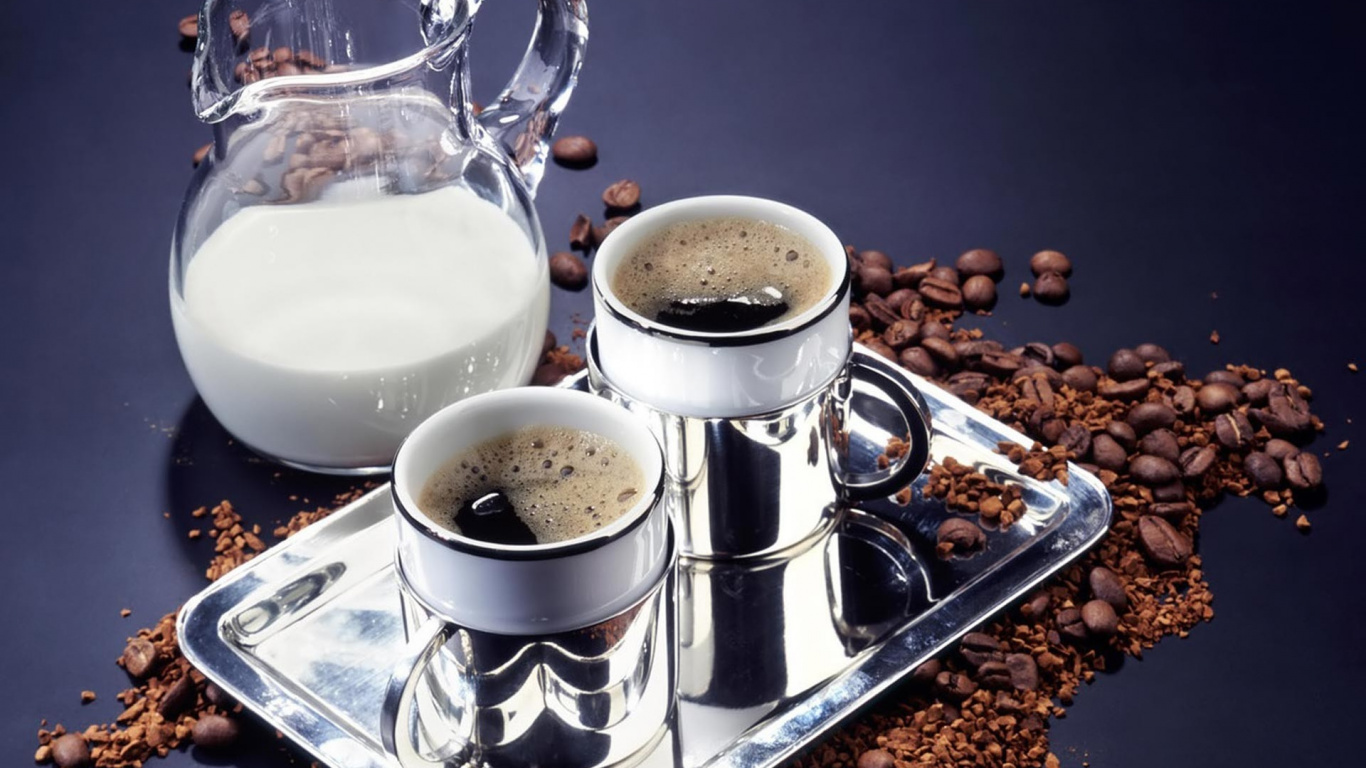 Weiße Keramiktasse Auf Edelstahltablett. Wallpaper in 1366x768 Resolution