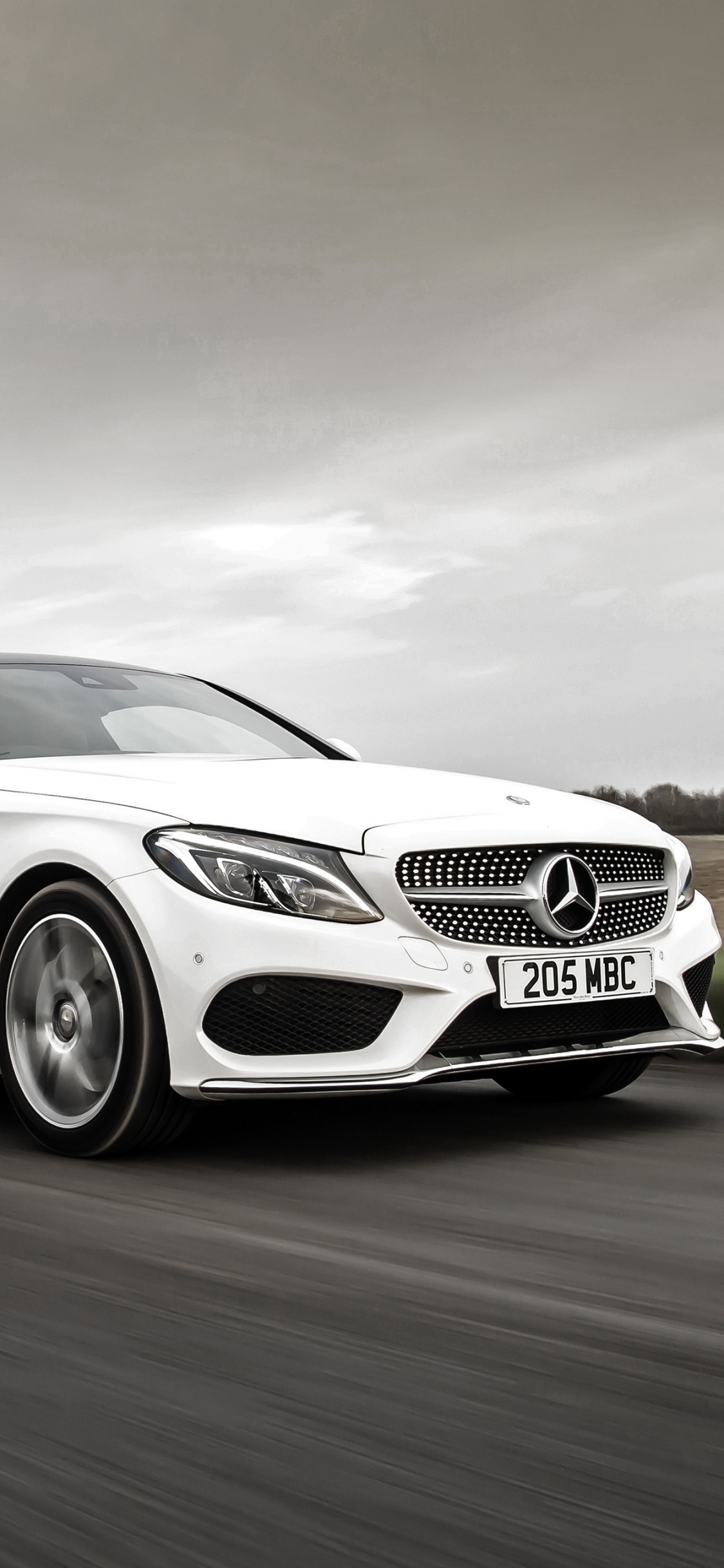 Bmw m 3 Blanche Sur Route. Wallpaper in 1125x2436 Resolution