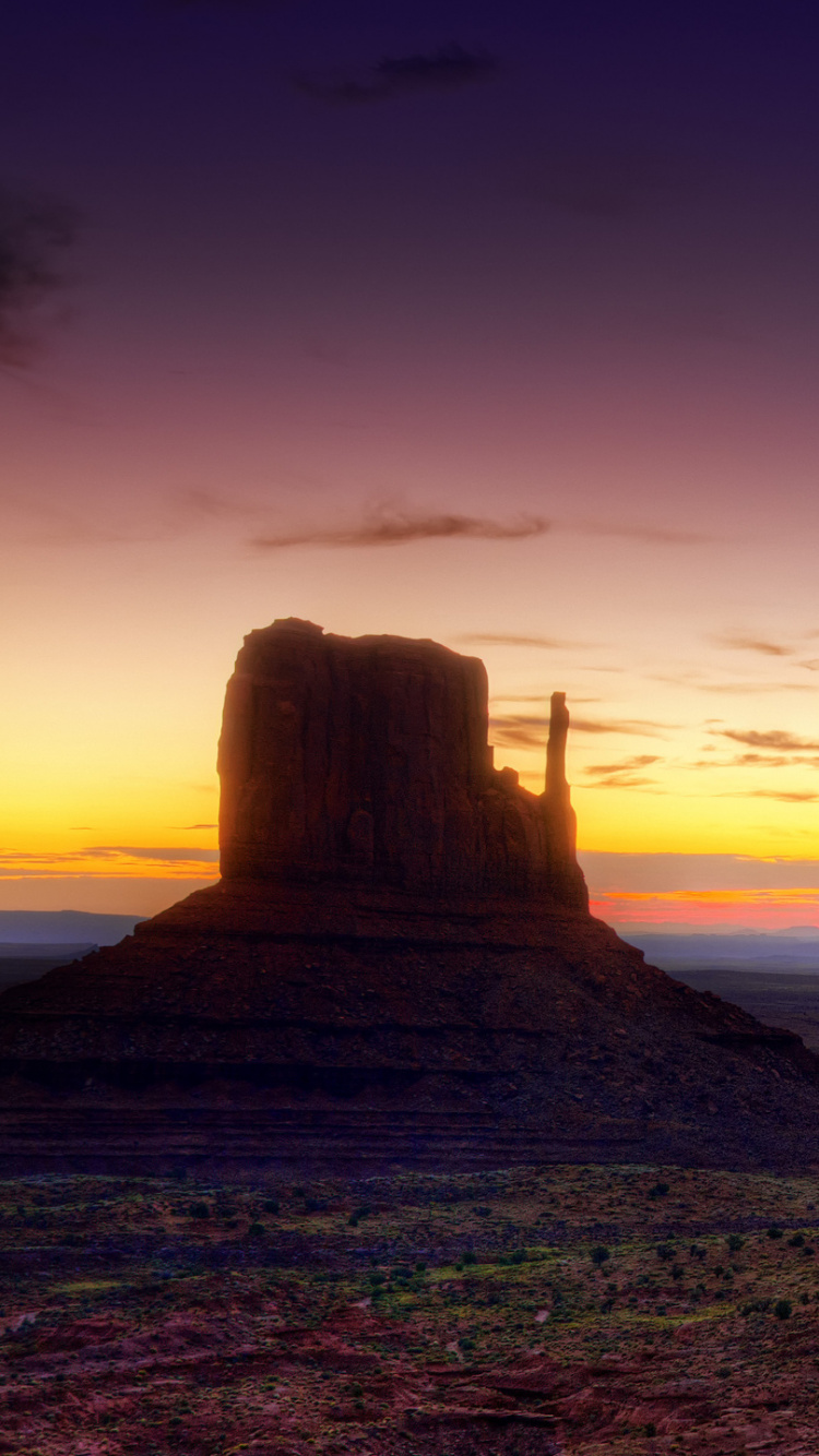 Champ D'herbe Verte Près de la Montagne Pendant le Coucher du Soleil. Wallpaper in 750x1334 Resolution